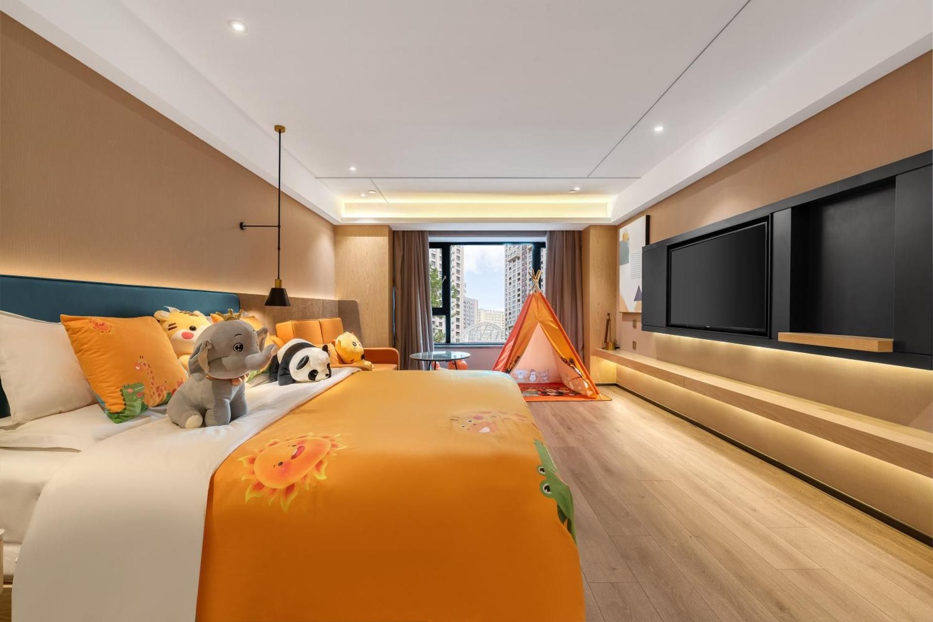Jimu Family Room with Theme