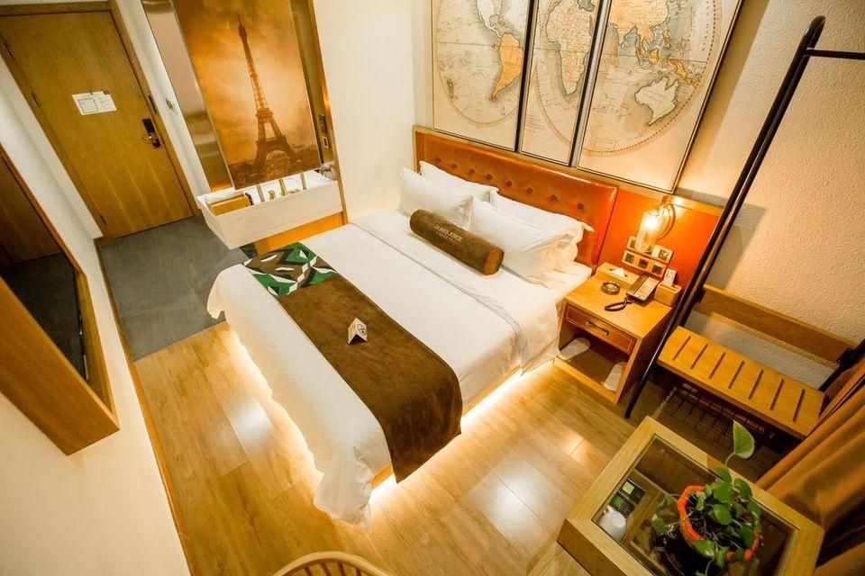 James Joyce - Queen Bed Room