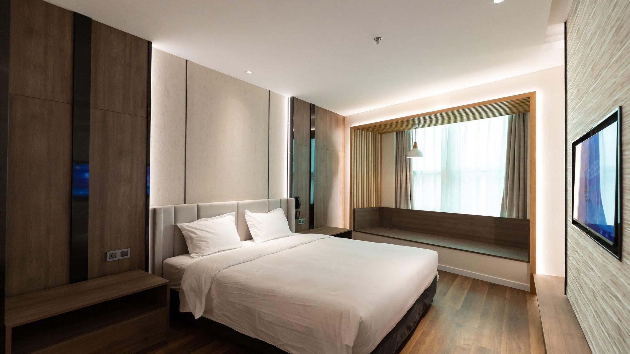 1 Queen Standard Extra Floor Space