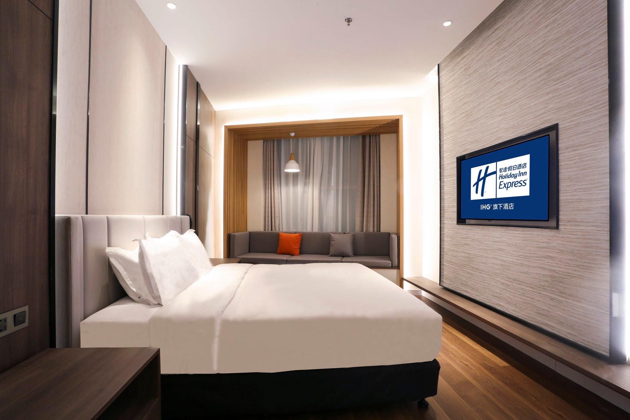 1 Queen Standard Extra Floor Space