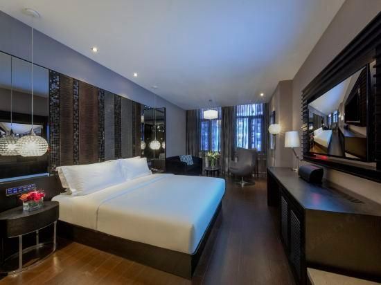 Deluxe Room Queen