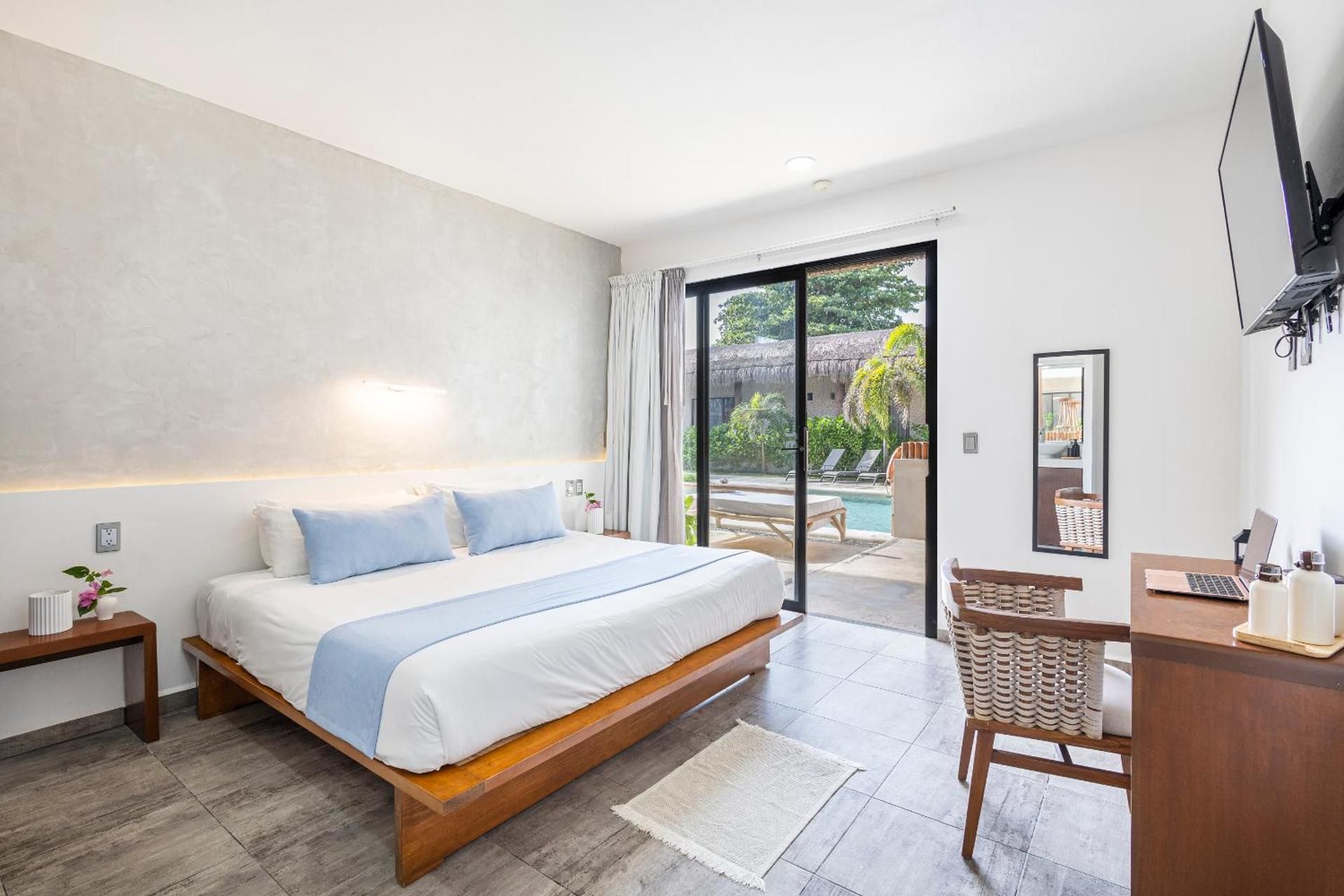 King Suite with Pool View