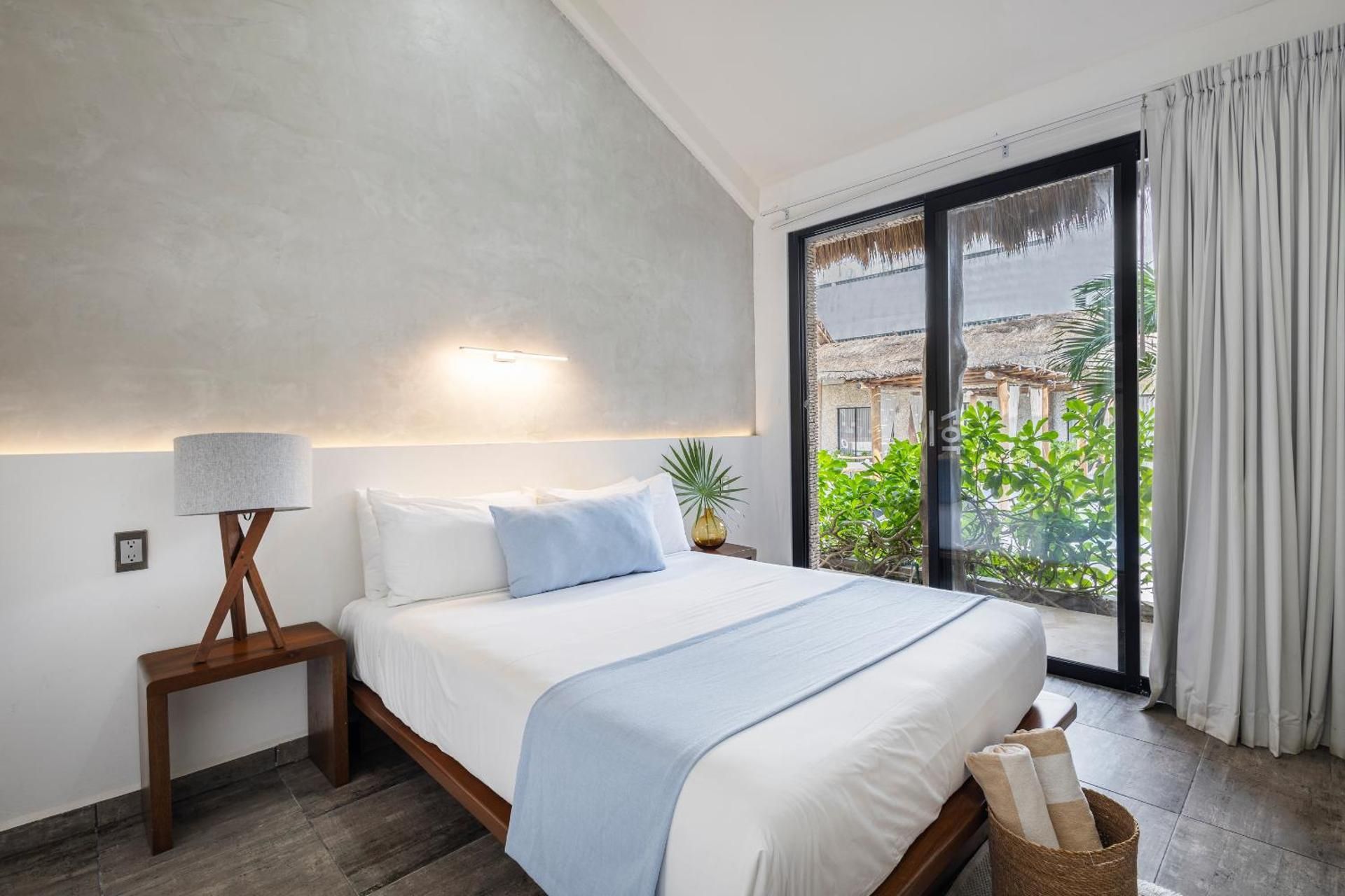 Queen Suite with Pool View