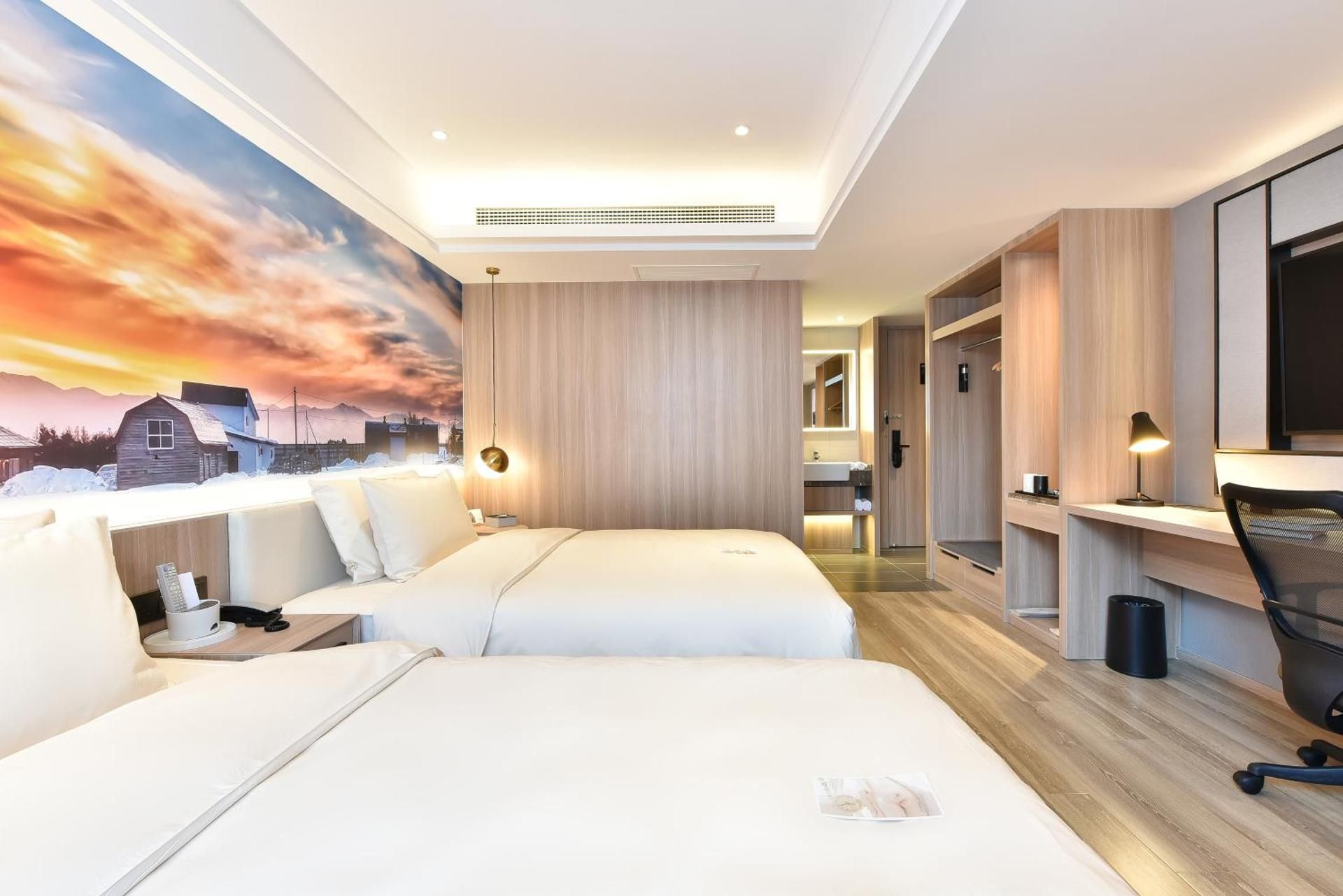 Grand Deluxe Family Room