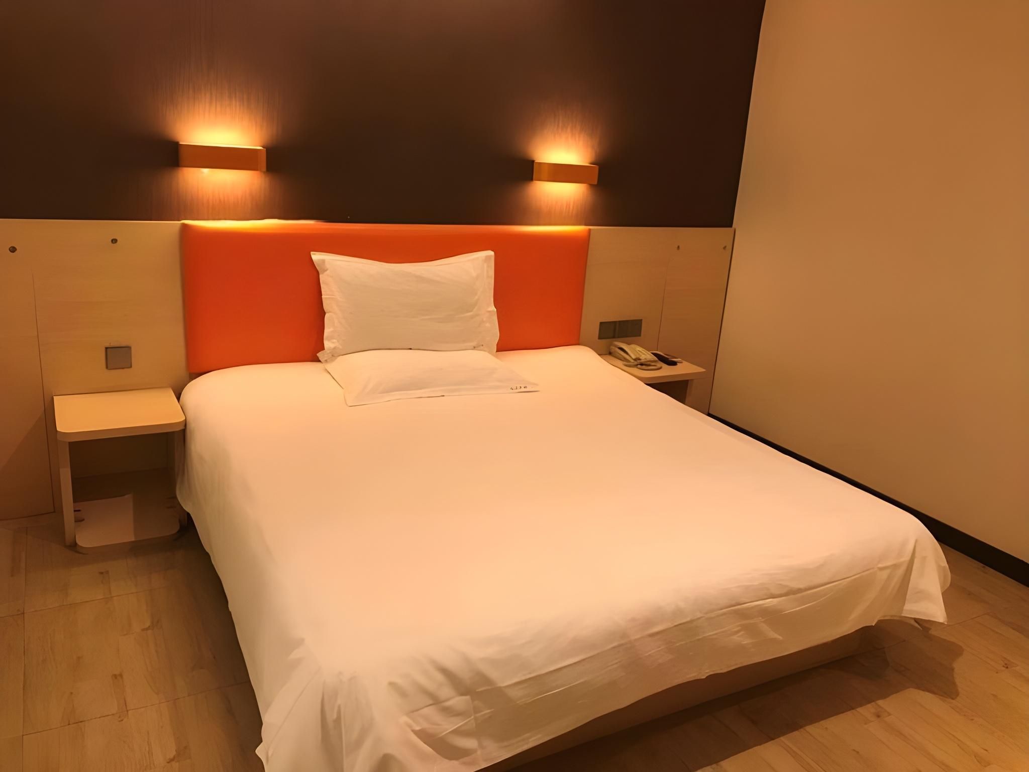 Feature Queen Room