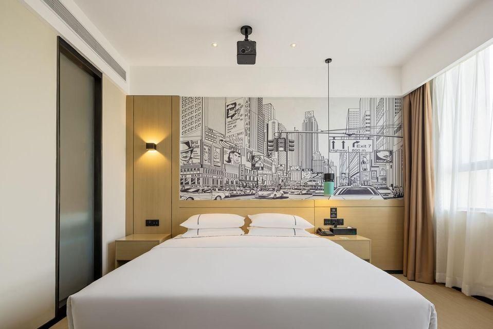 Business Queen Room