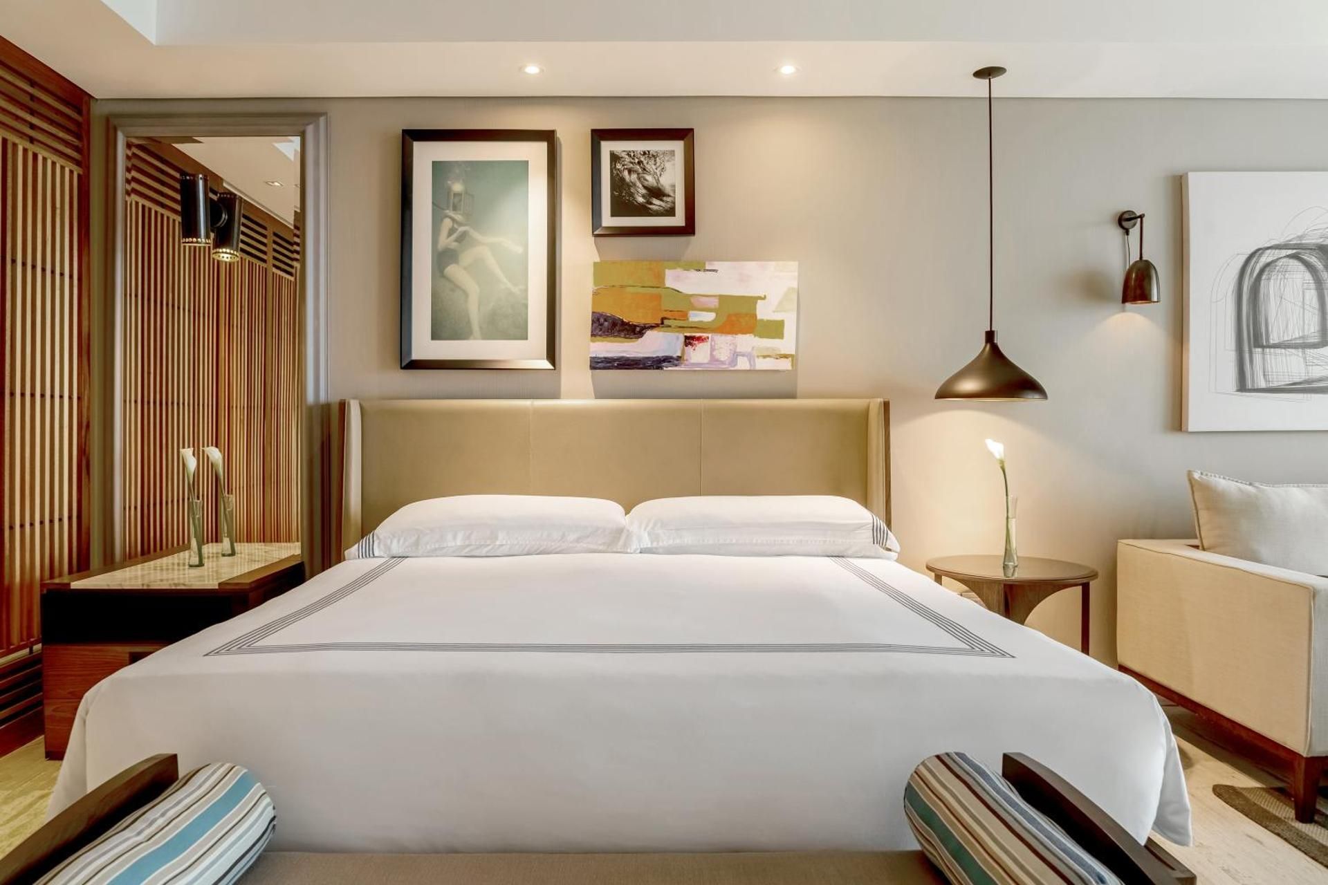 1 King Bed With Balcony Downtown House