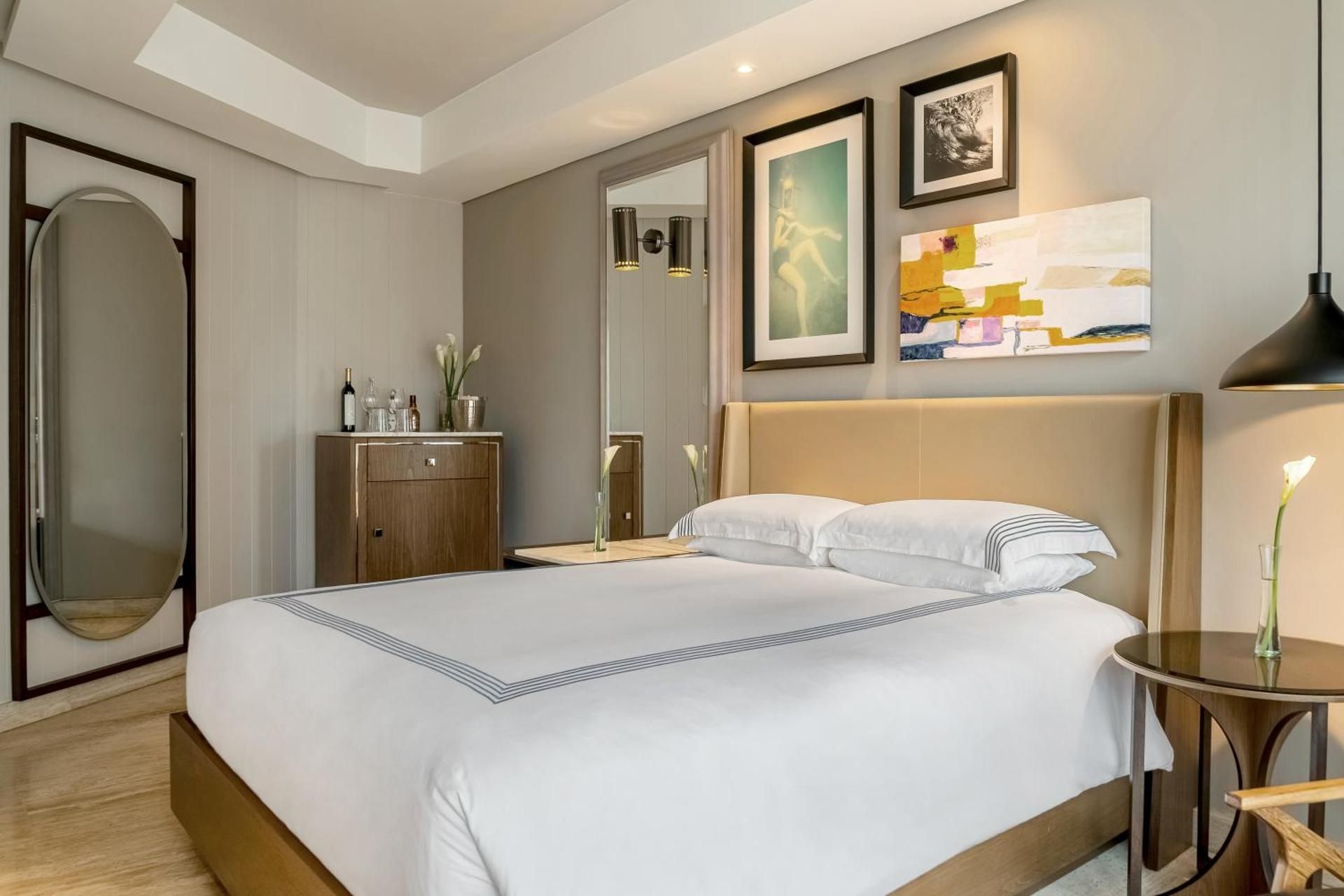 1 King Bed Accessible Roll-in Shower Downtown House