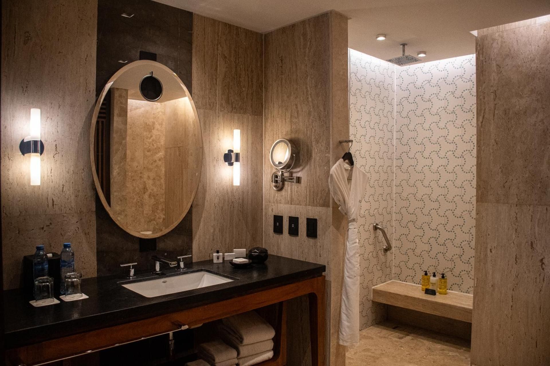 1 King Bed Accessible Roll-in Shower With Balcony Downtown House