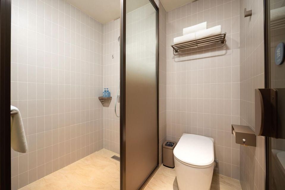 Business Queen Room
