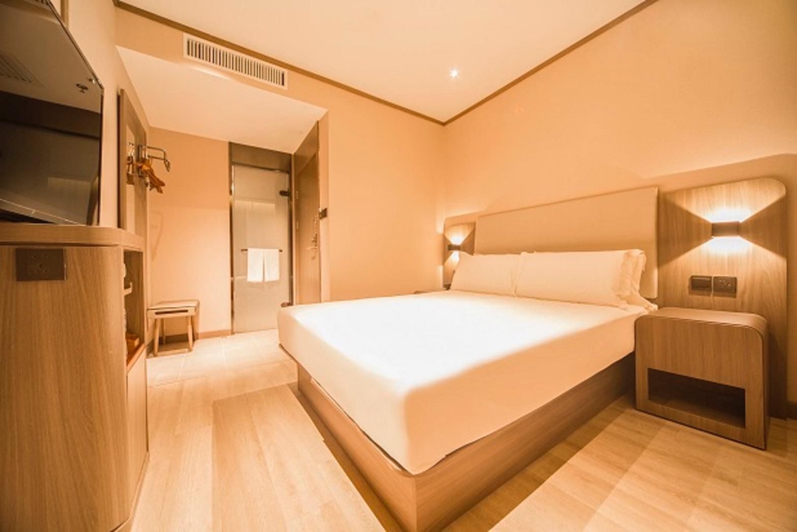 Huazhu - Room With Bed