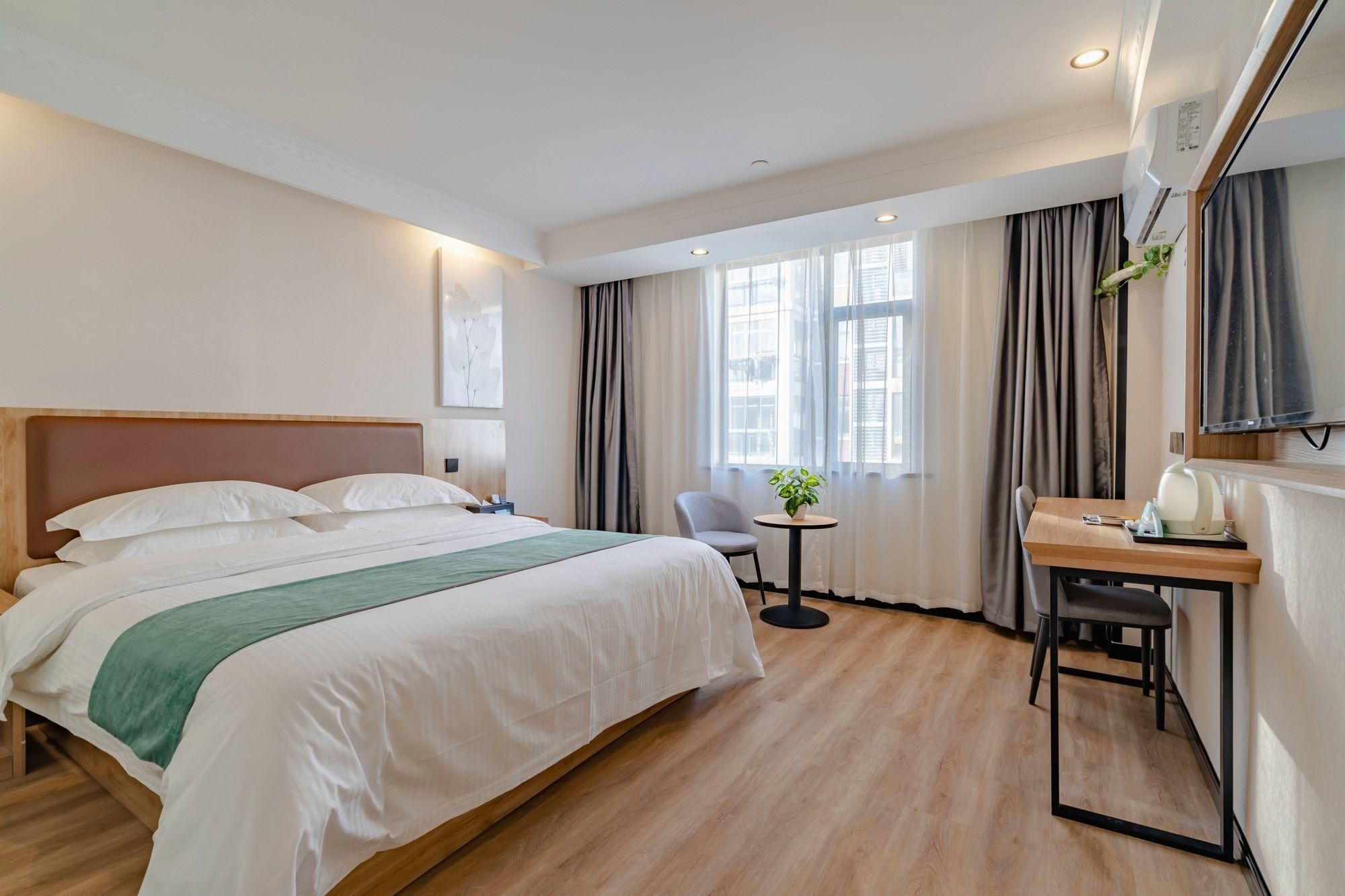 Hotel Queen Room