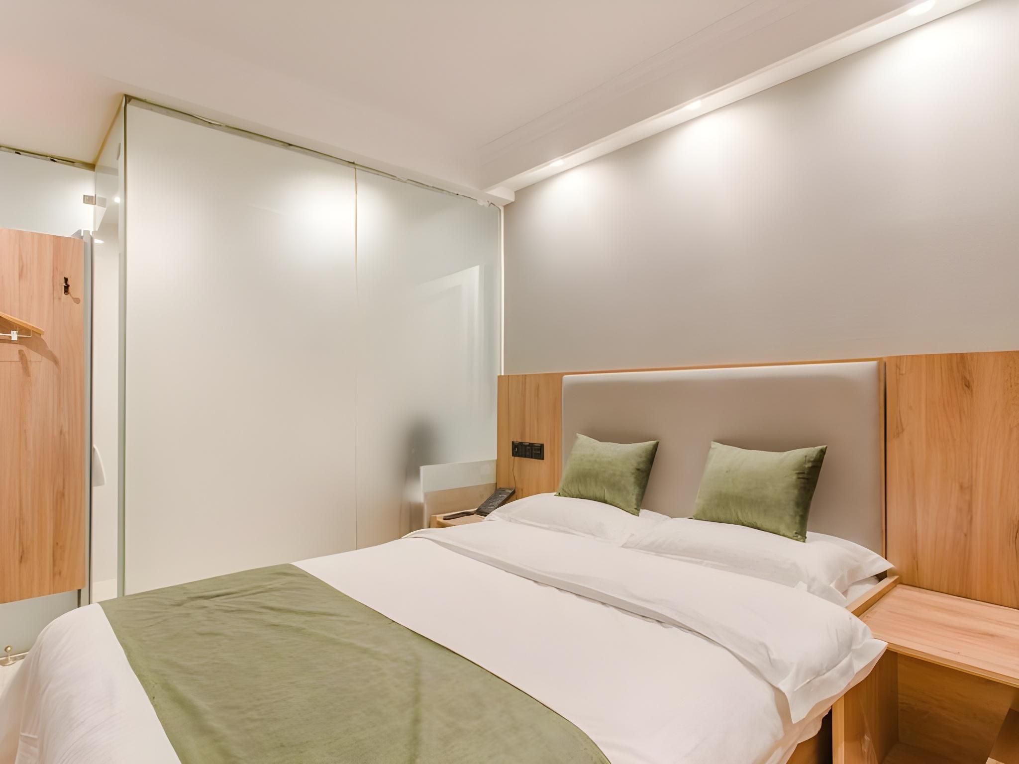 Hotel Queen Room