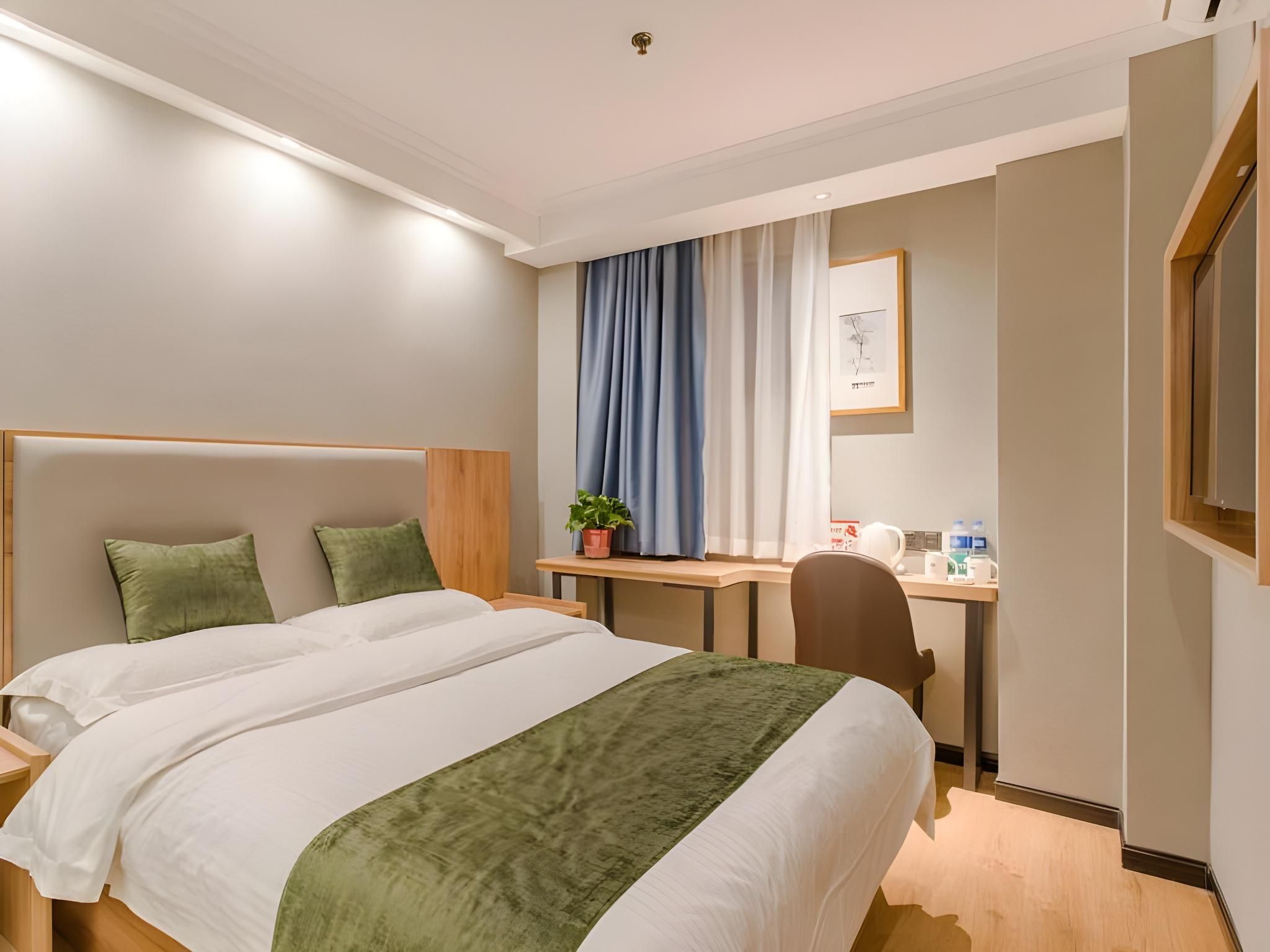 Hotel Queen Room