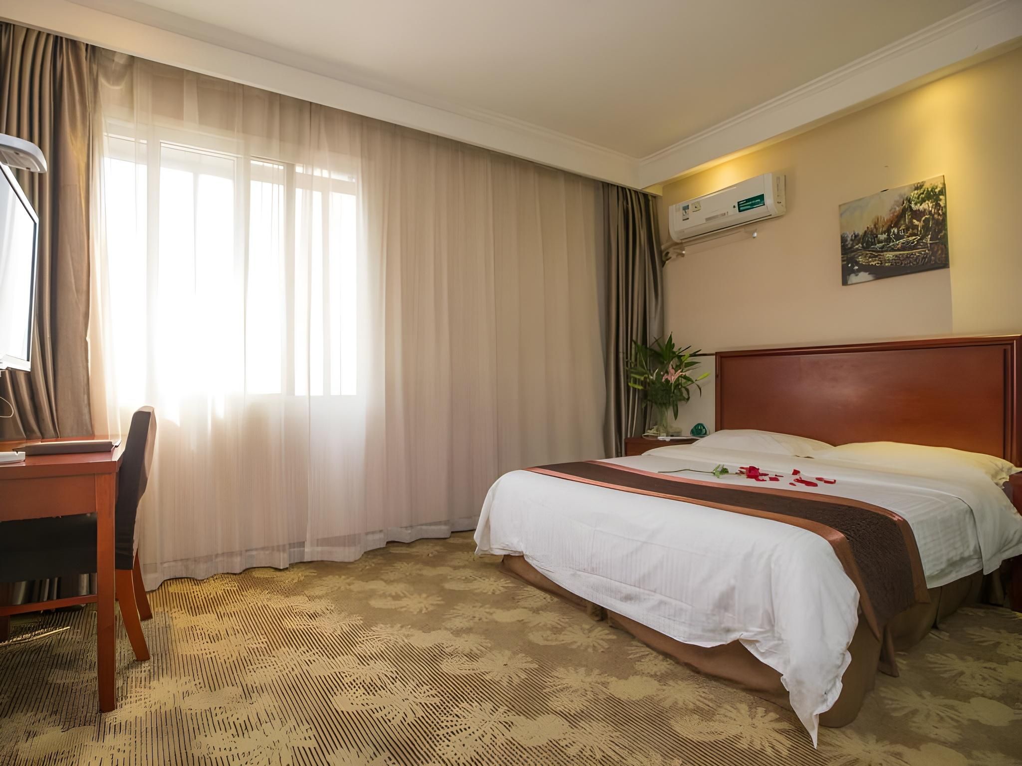 Hotel Queen Room