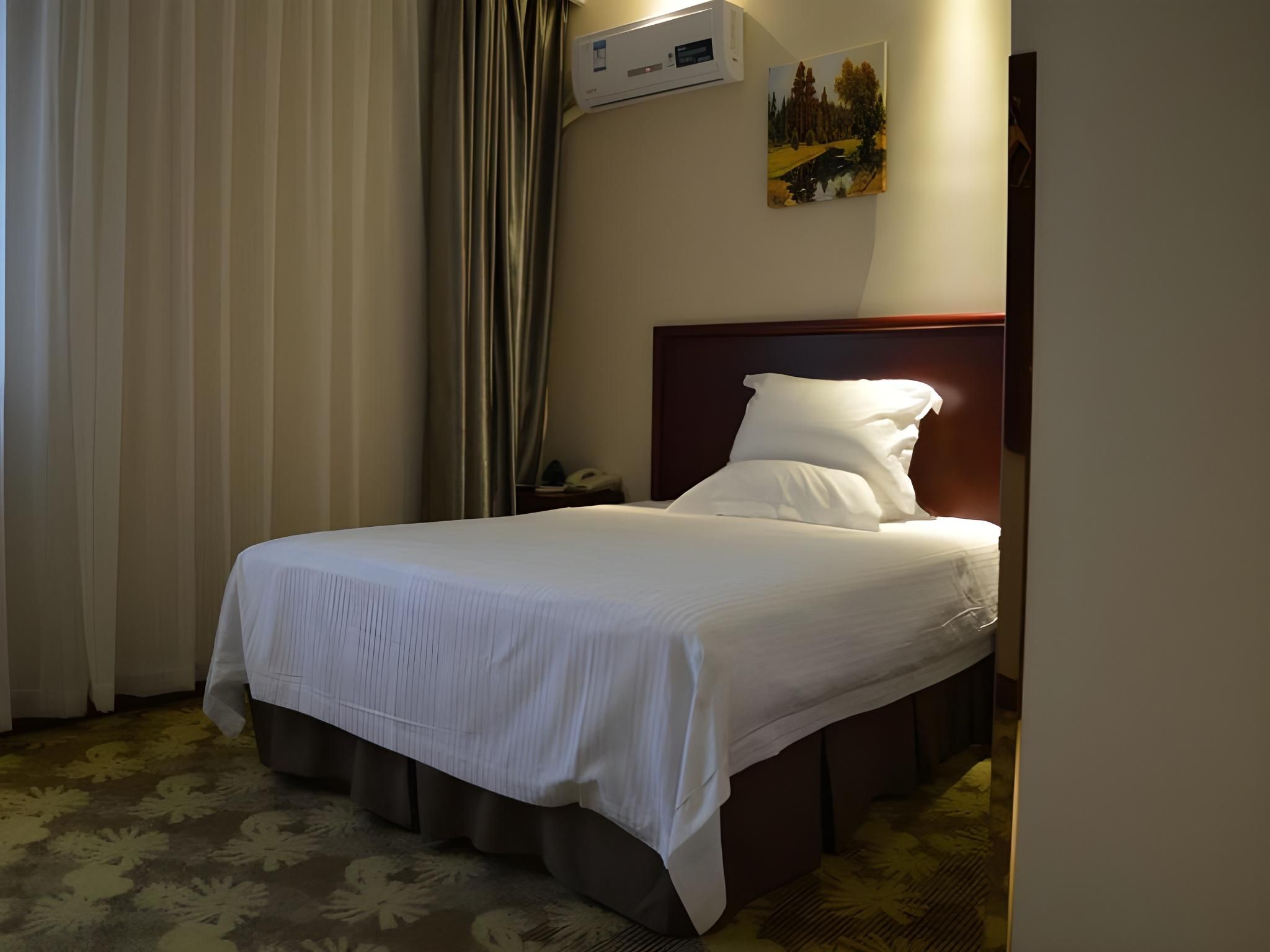 Hotel Queen Room