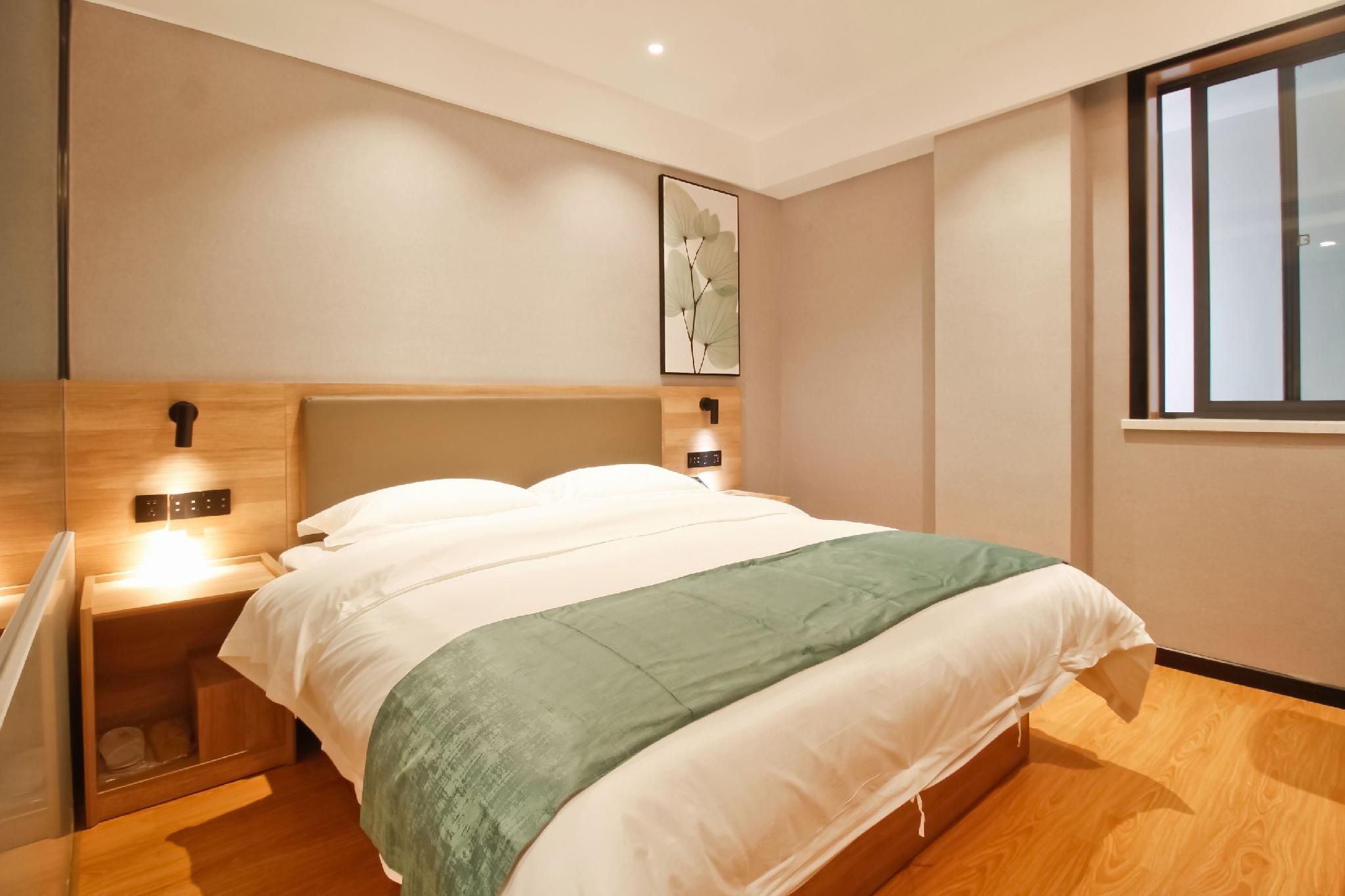 Hotel Queen Room