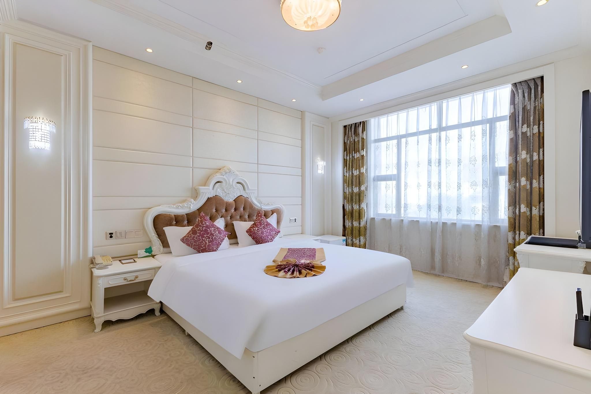 Elegant Executive Suite (Tv)
