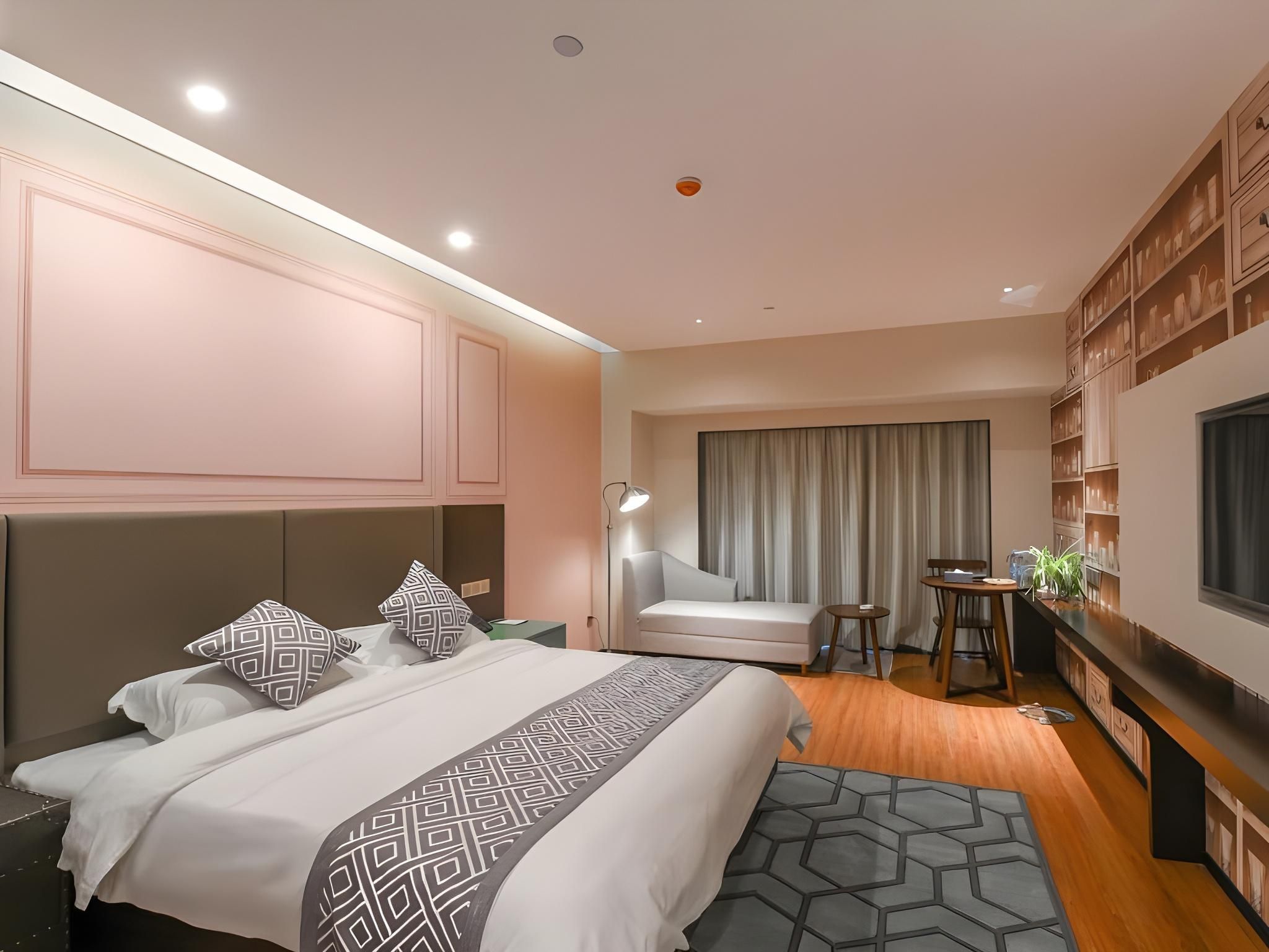 Queen Deluxe Room