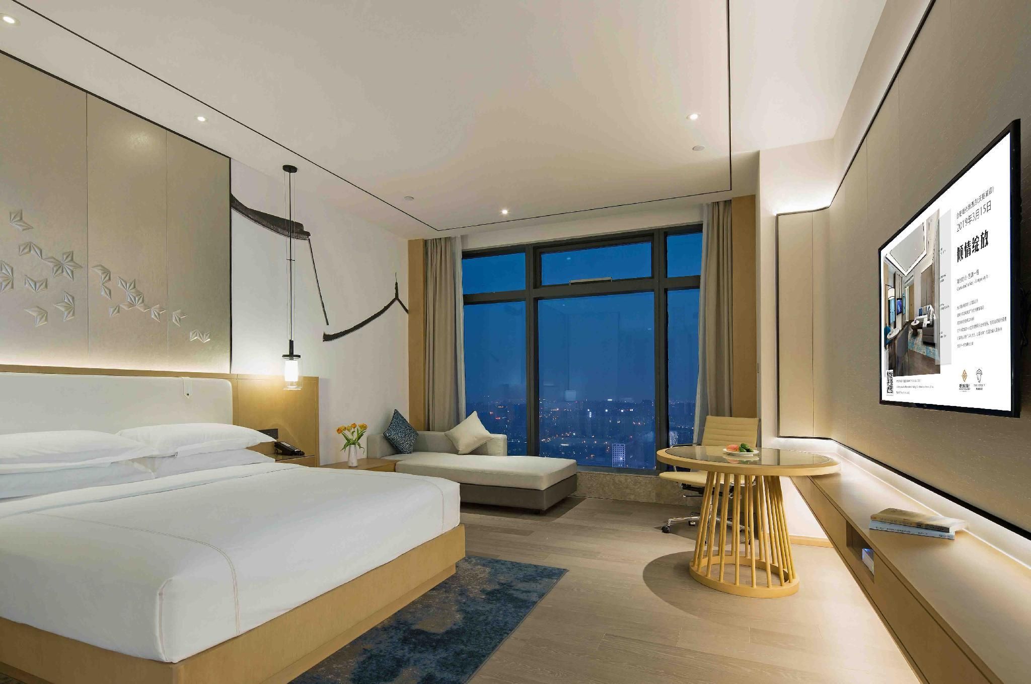 1 Queen Bed Deluxe Room with Lake View