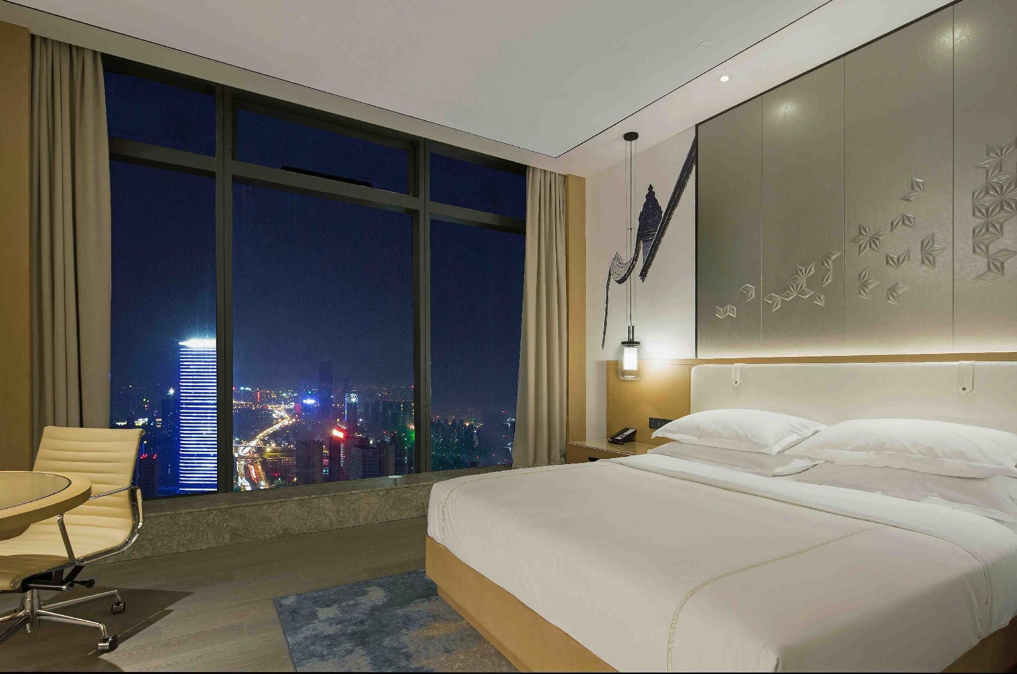 1 Queen Bed Deluxe Room with Lake View