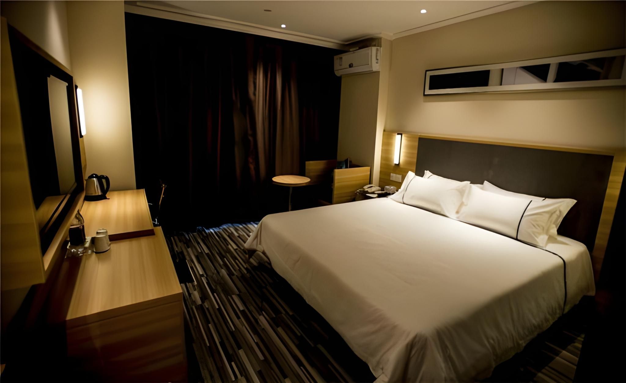 Stand Queen Room