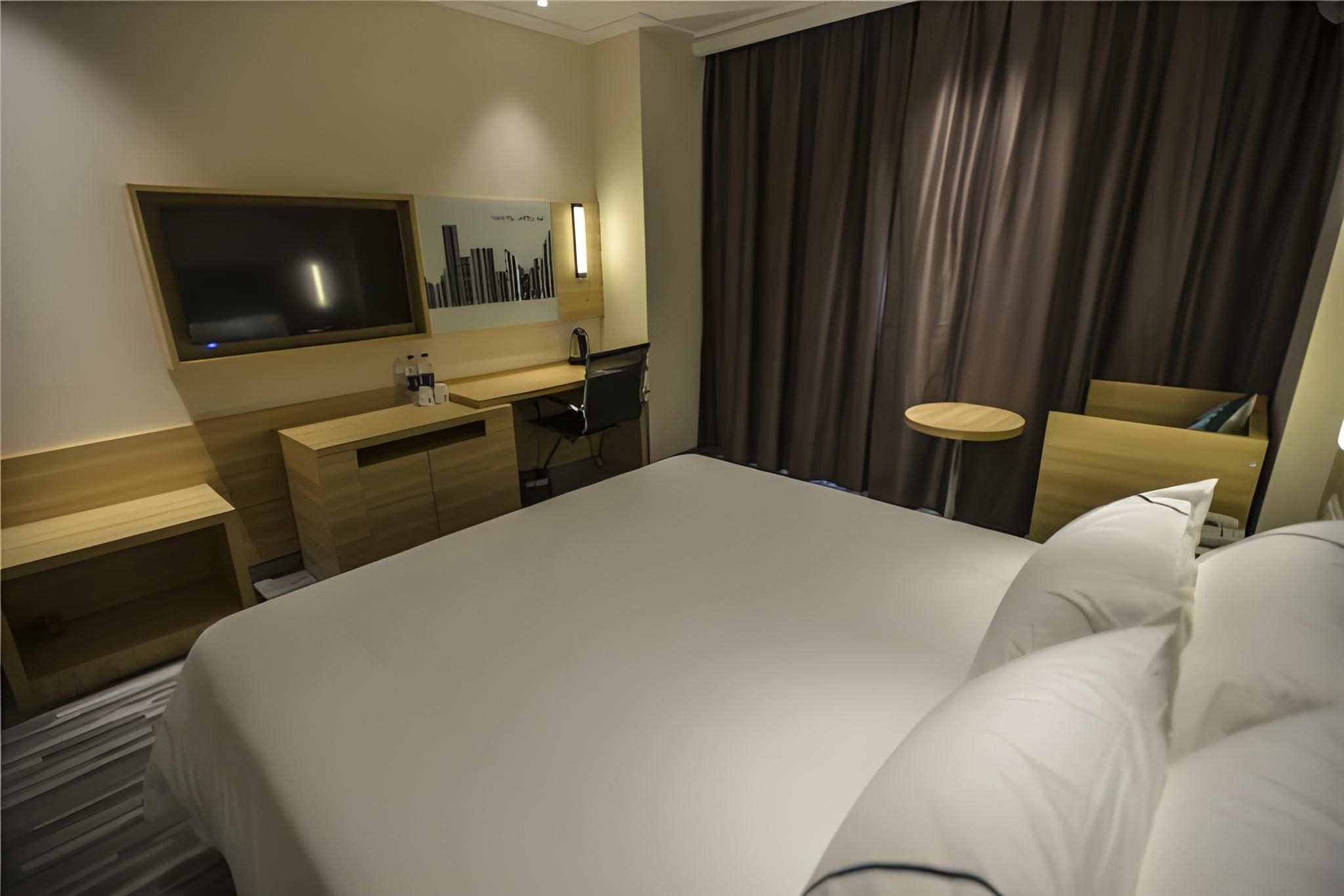 Stand Queen Room