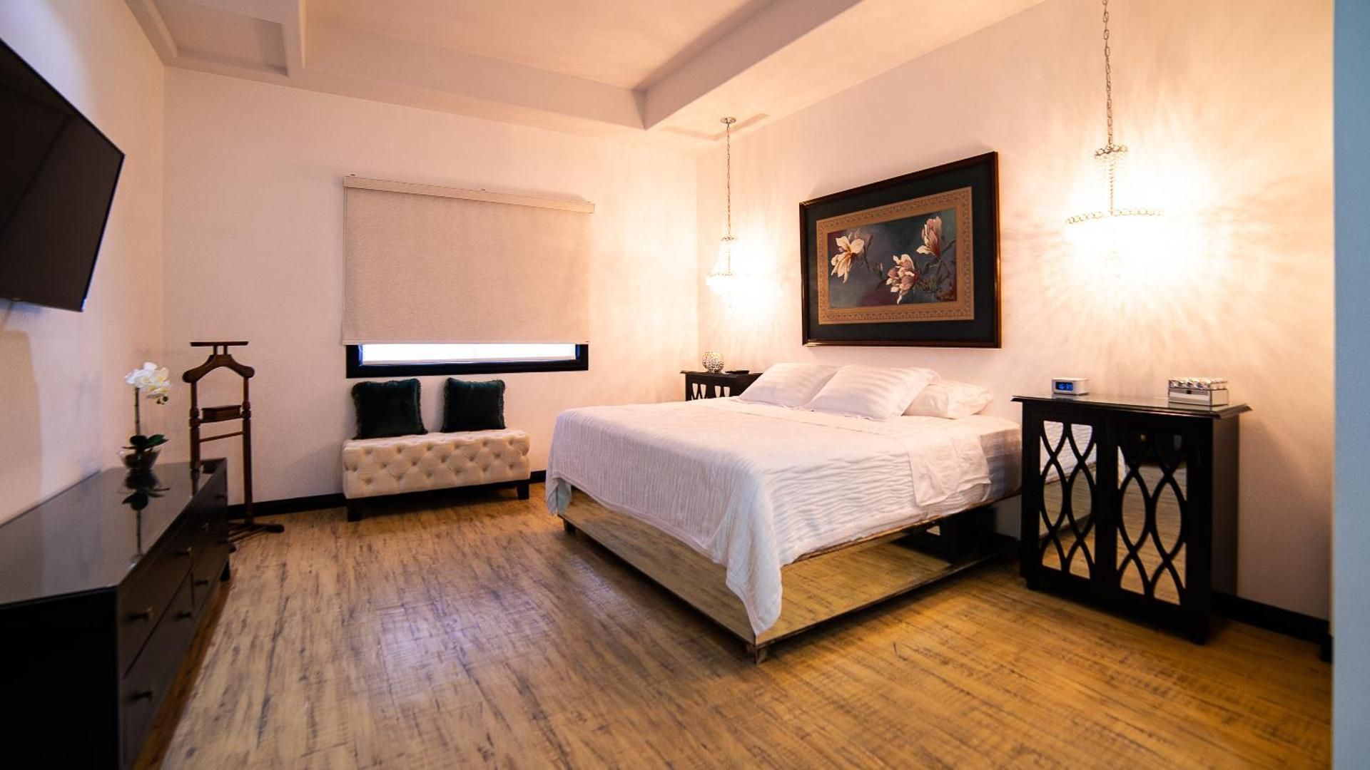 Deluxe King Suite