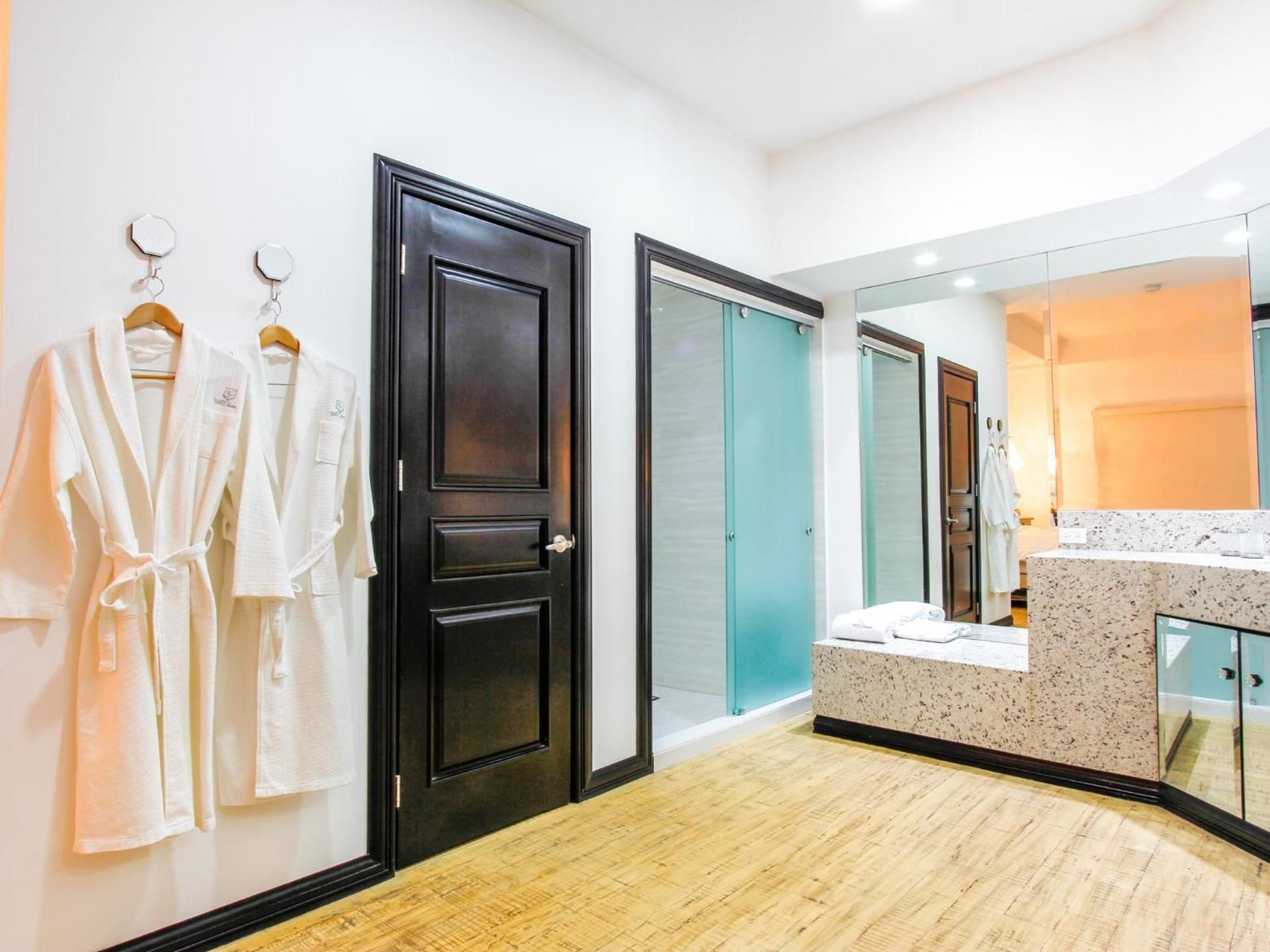 Deluxe King Suite