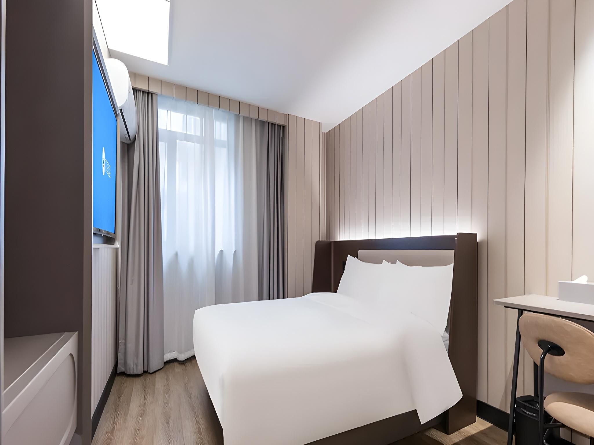 Huazhu - Room With Bed
