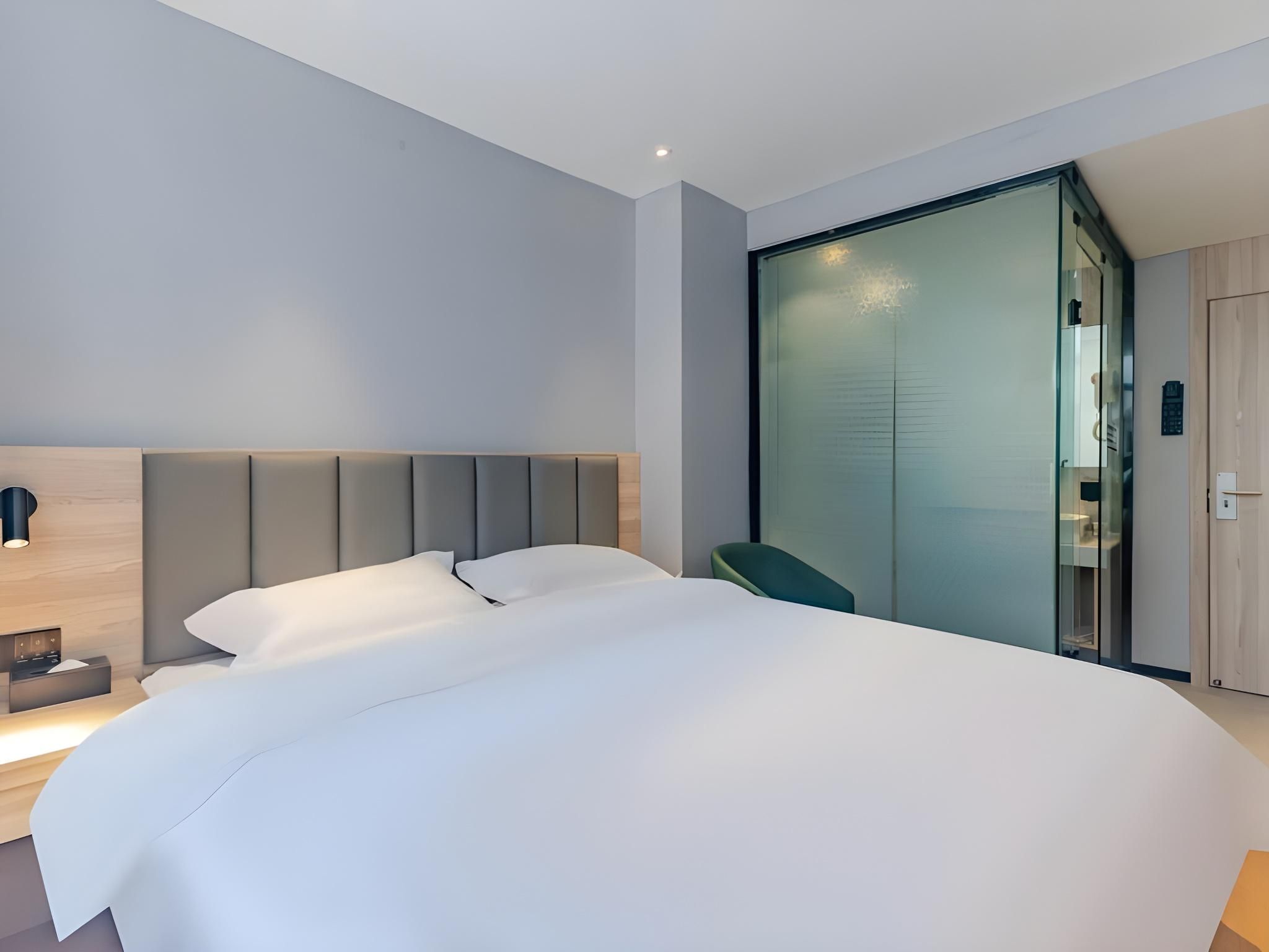 Hotel Queen Room