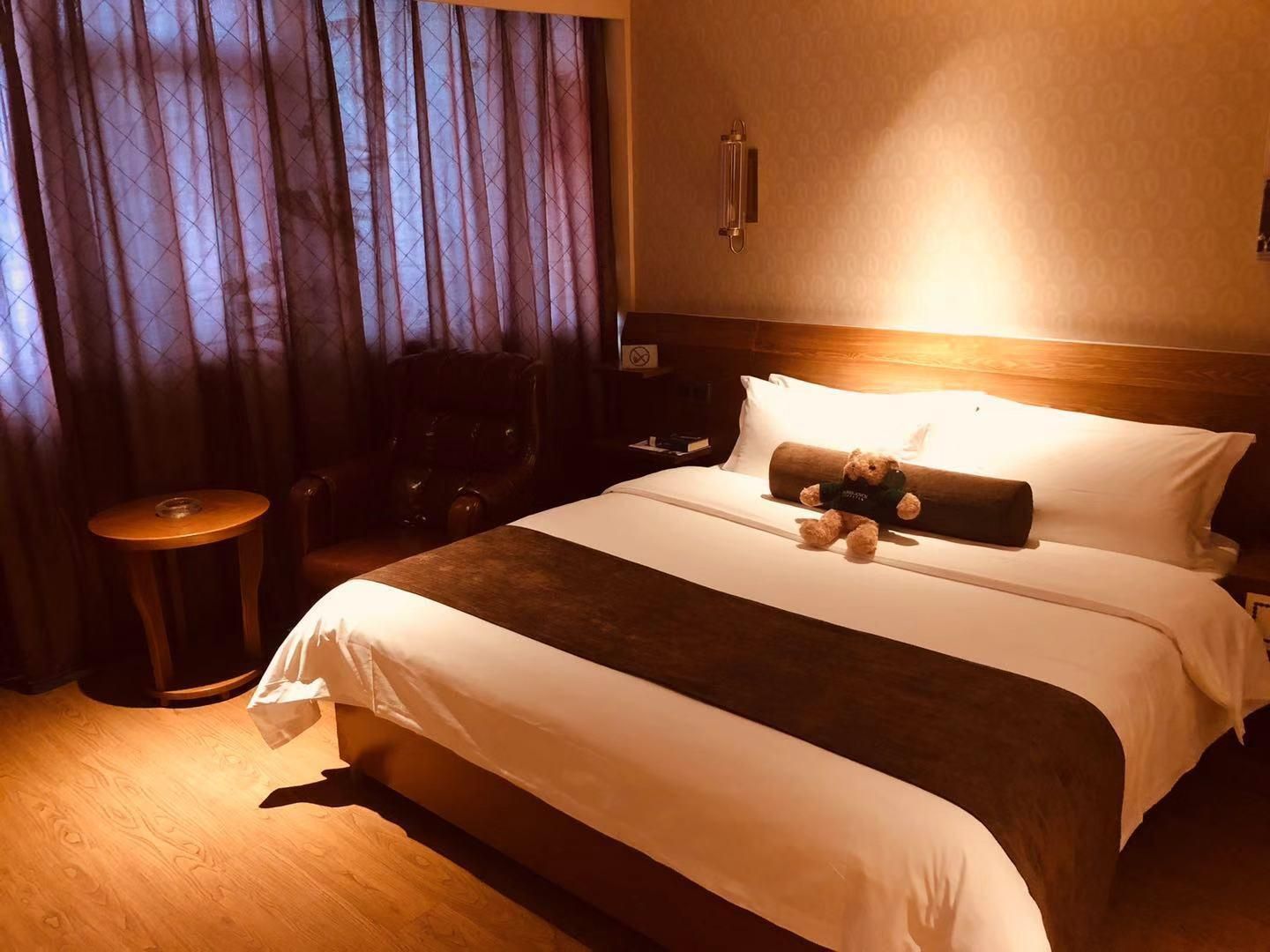 James Joyce - Queen Bed Room