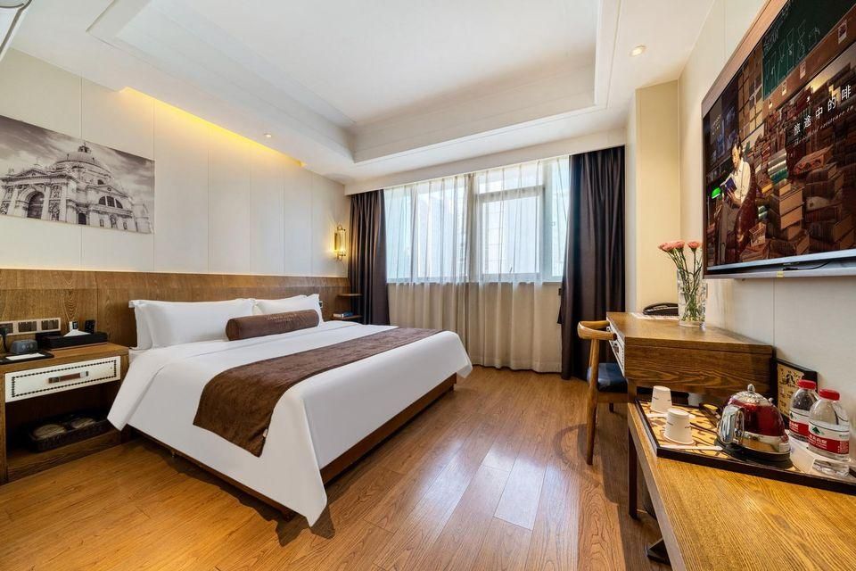 James Joyce - Queen Bed Room