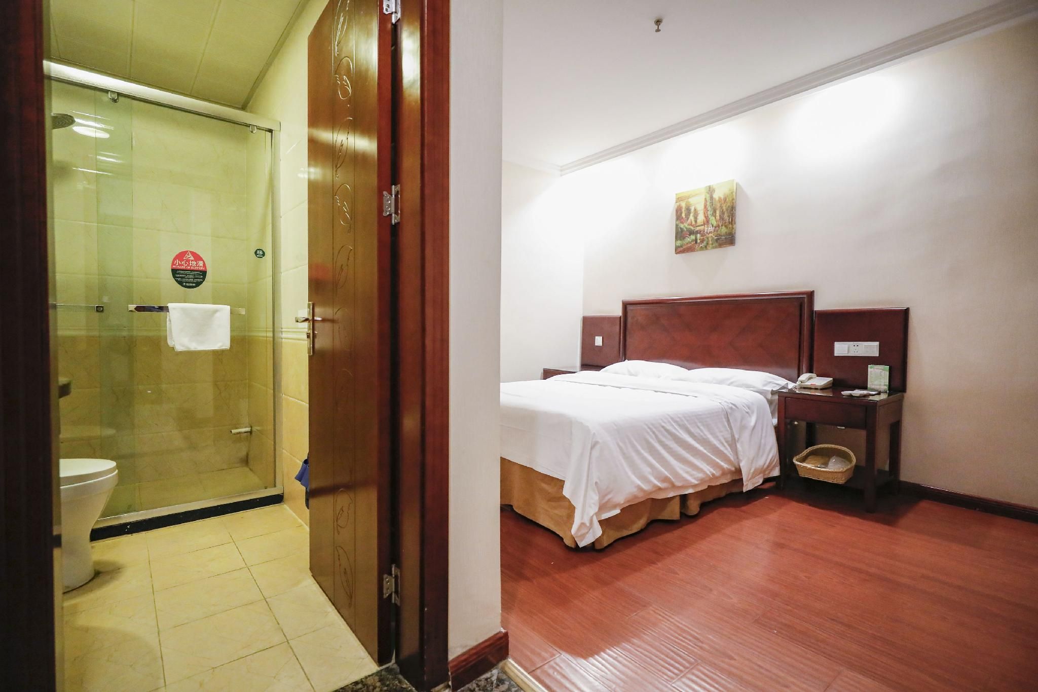 GTR - One 1.8M Bed Guest Room with Aisle window