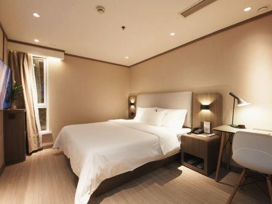 Double Room with No Window
