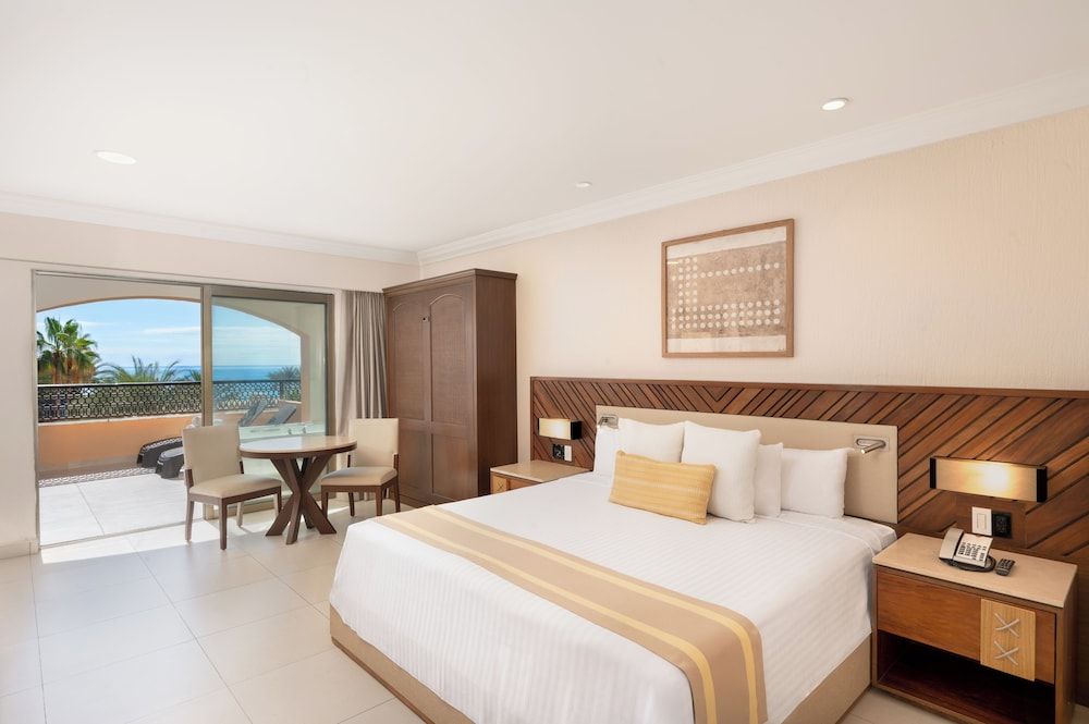 Deluxe Room Balcony, 1 King Bed, Jetted Tub, Ocean View