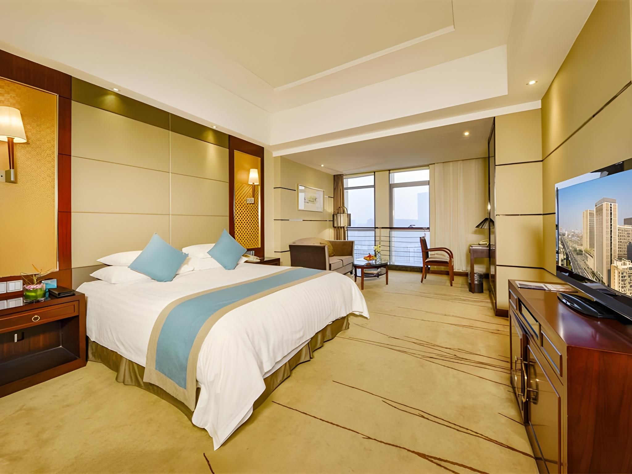 New Century - Deluxe 1 Bed, Non Smoking