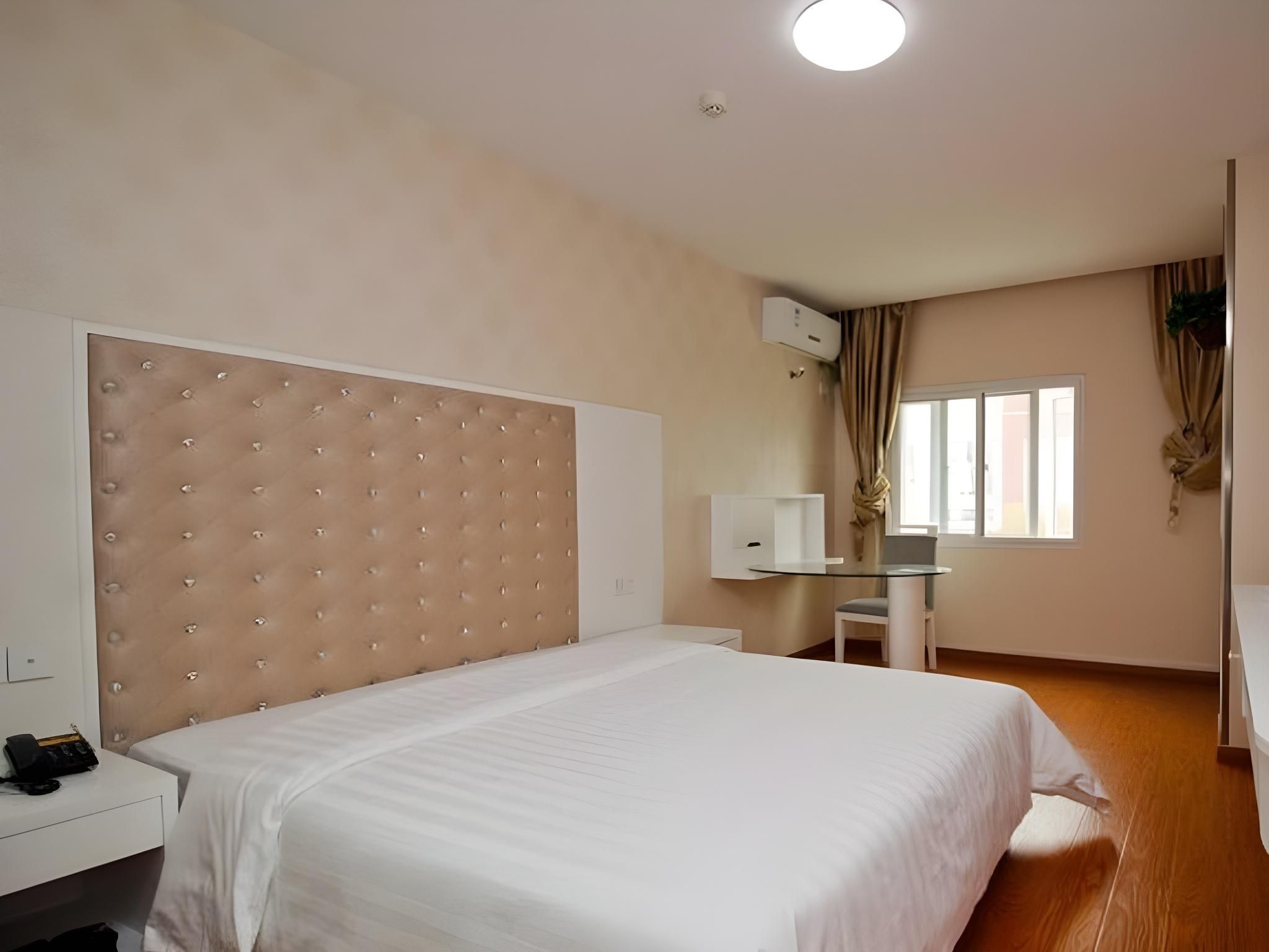 Business Queen Room