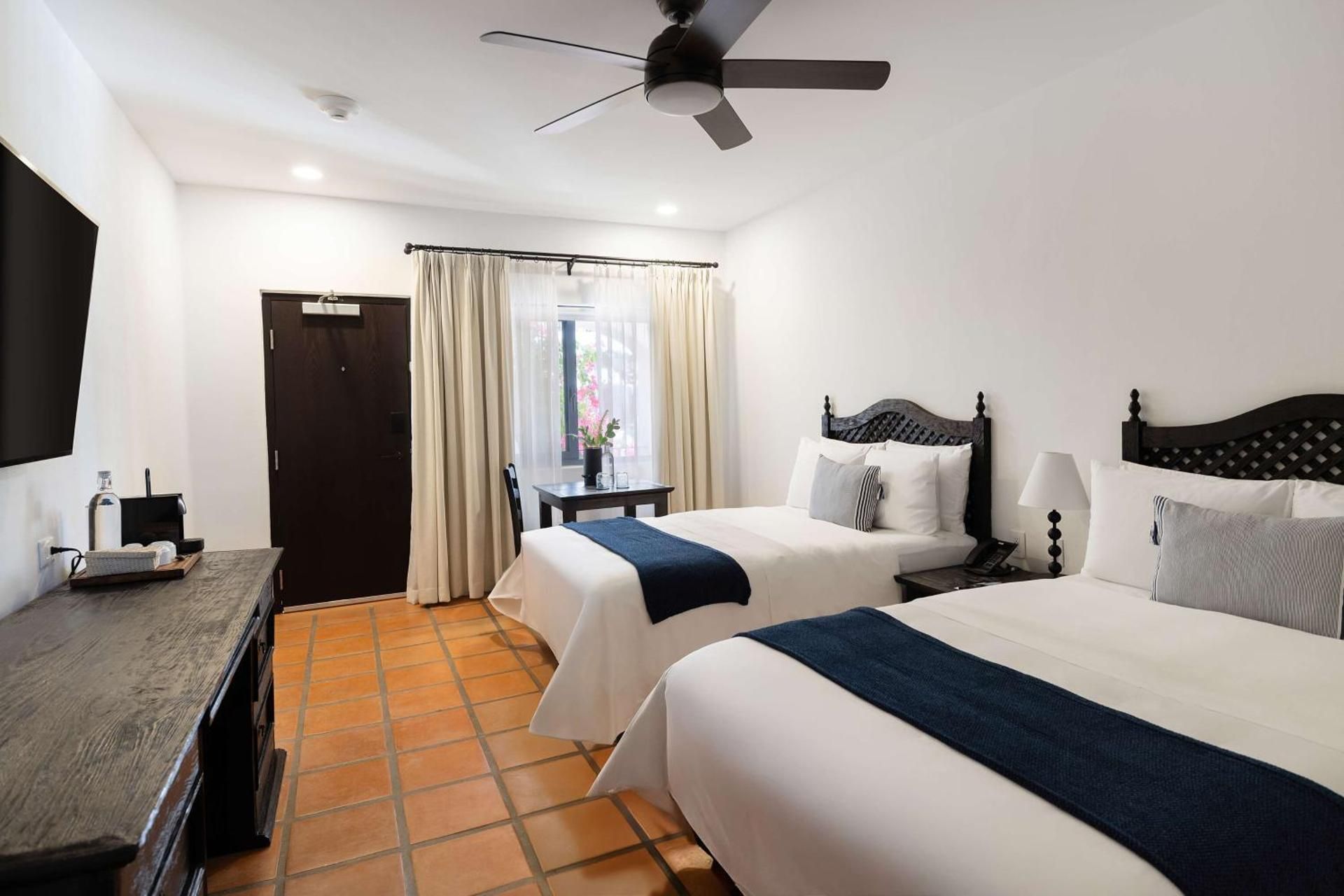 2 Full-Size Beds Guestroom - Pool Access