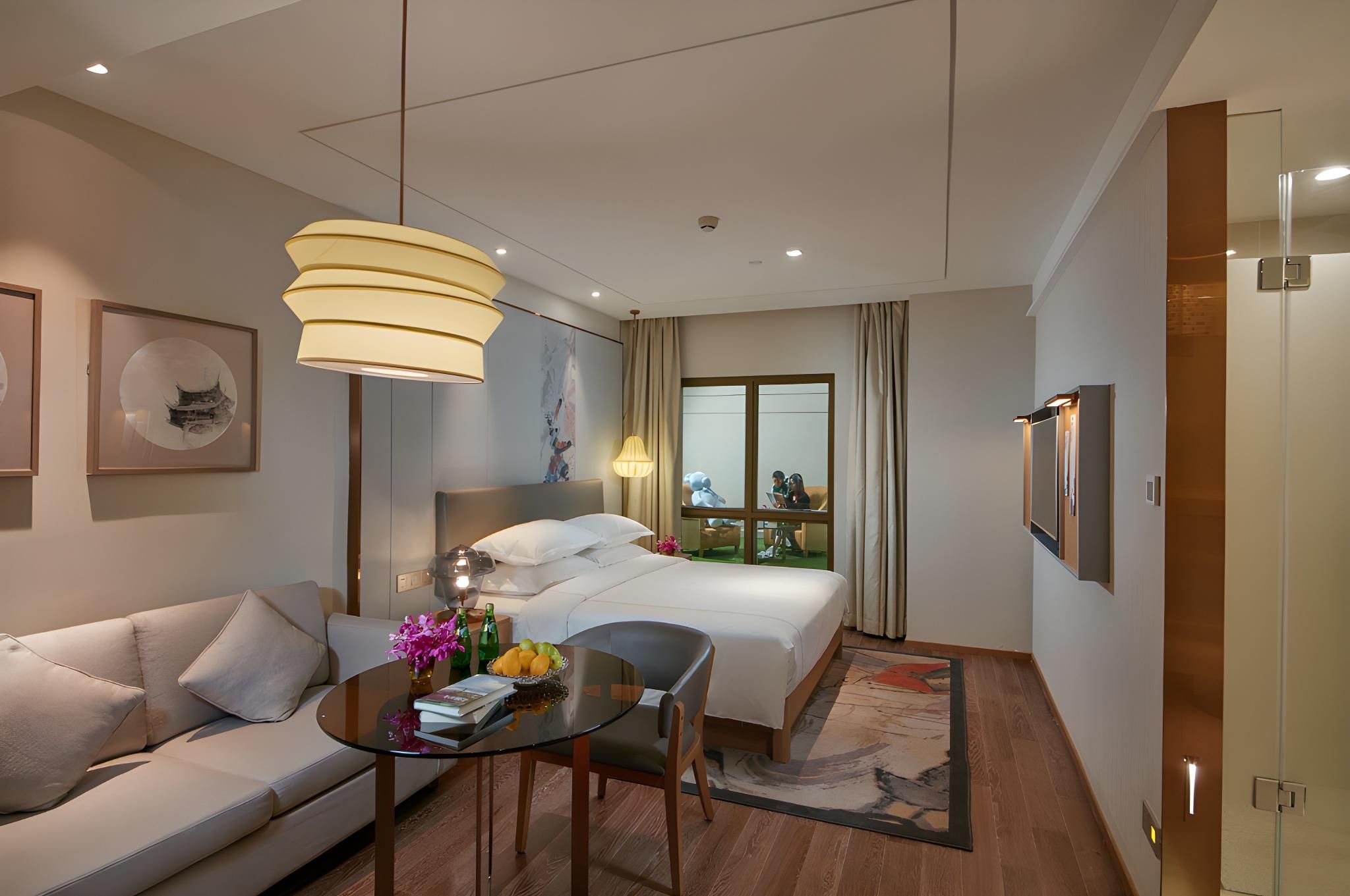 Business Queen Room