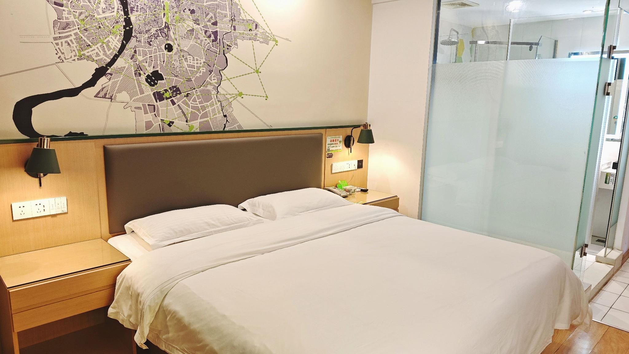 Feature Queen Room