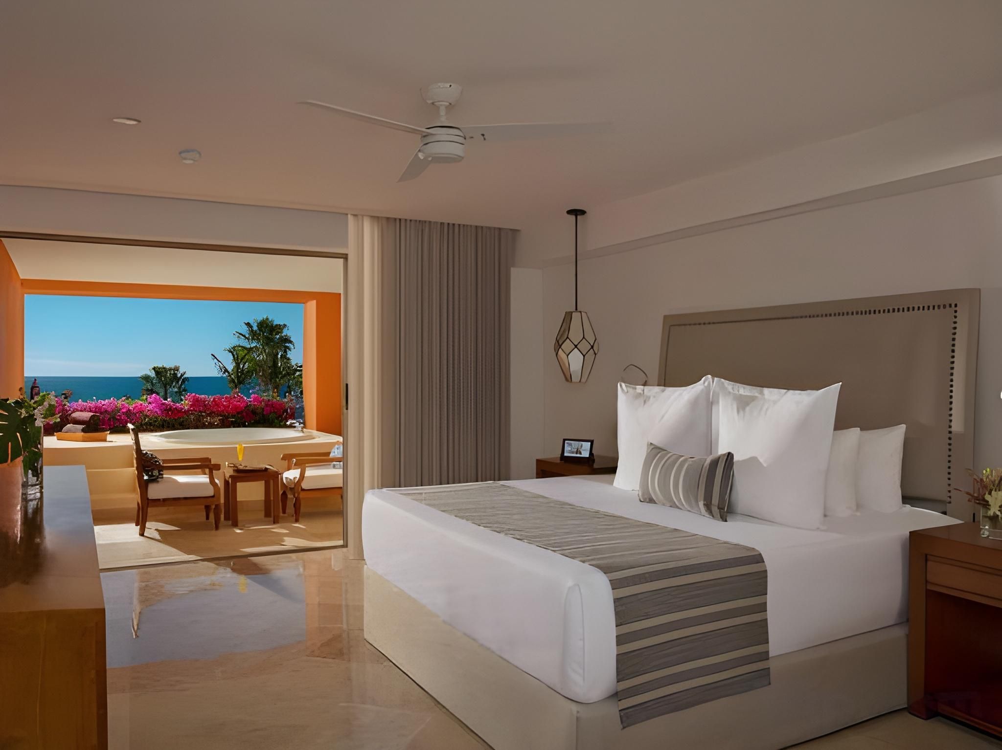 Deluxe Partial Ocean View King Bed