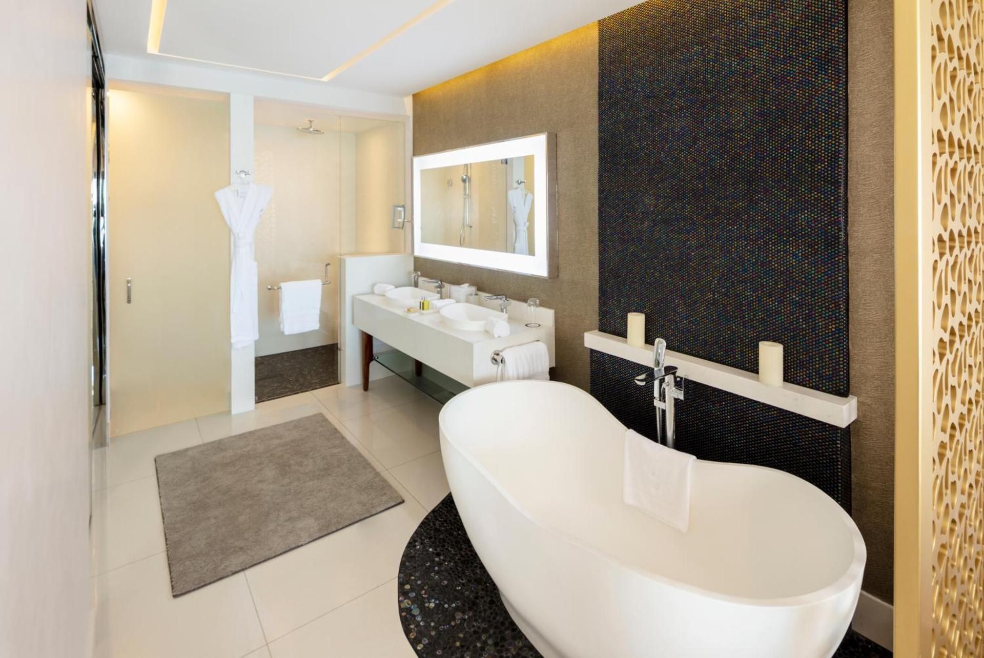 2 Bedroom Suite, 1 King Bed + 2 Queen Beds