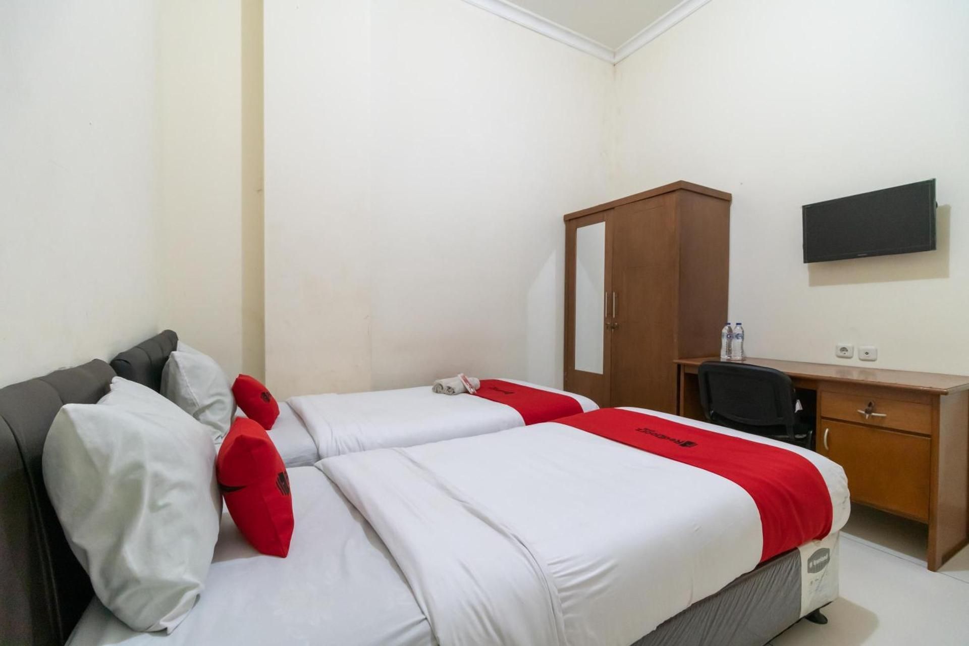 RedDoorz Twin Room