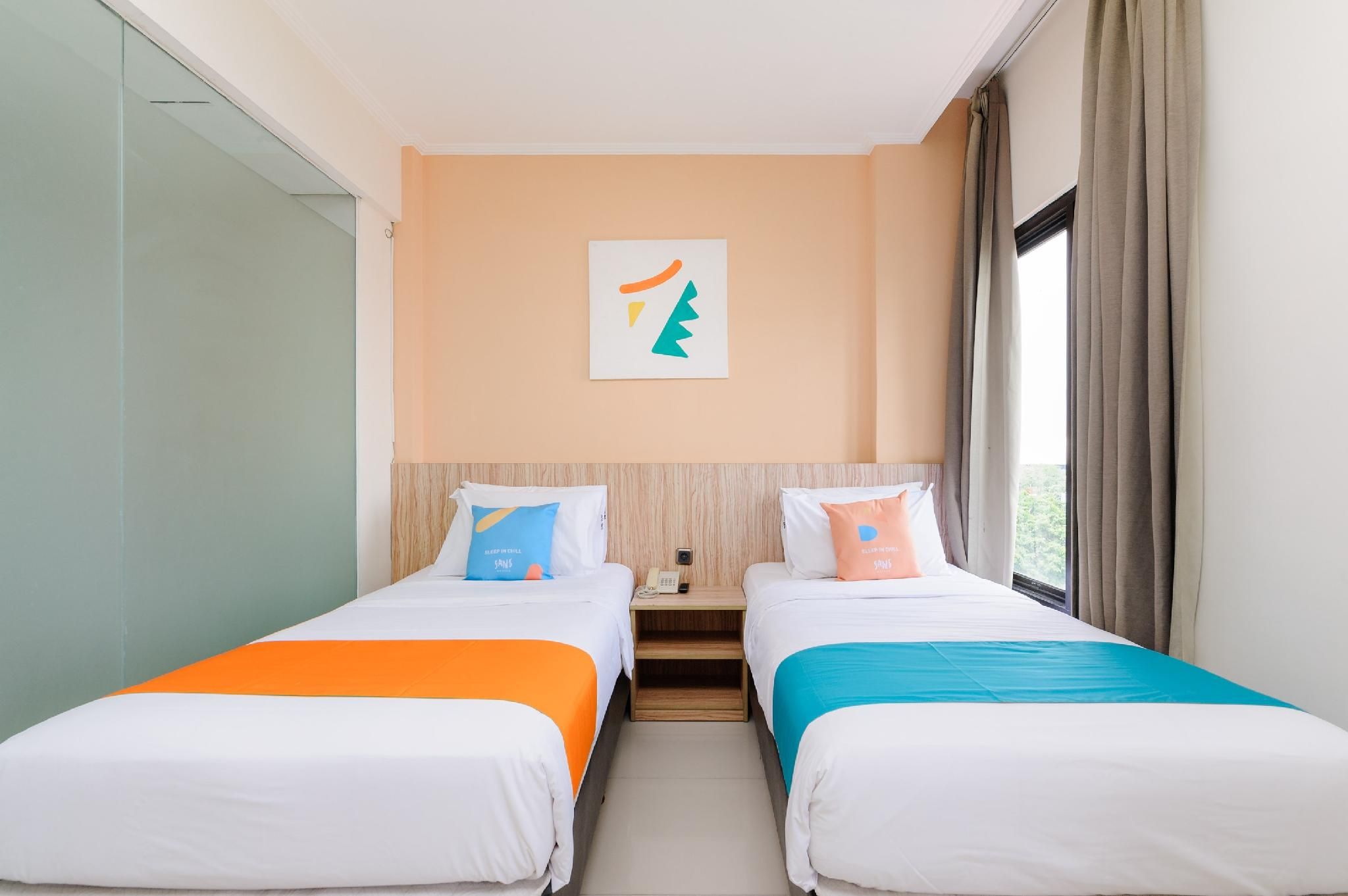 Sans Hotel The Green Bekasi by RedDoorz Deluxe Twin Room 2