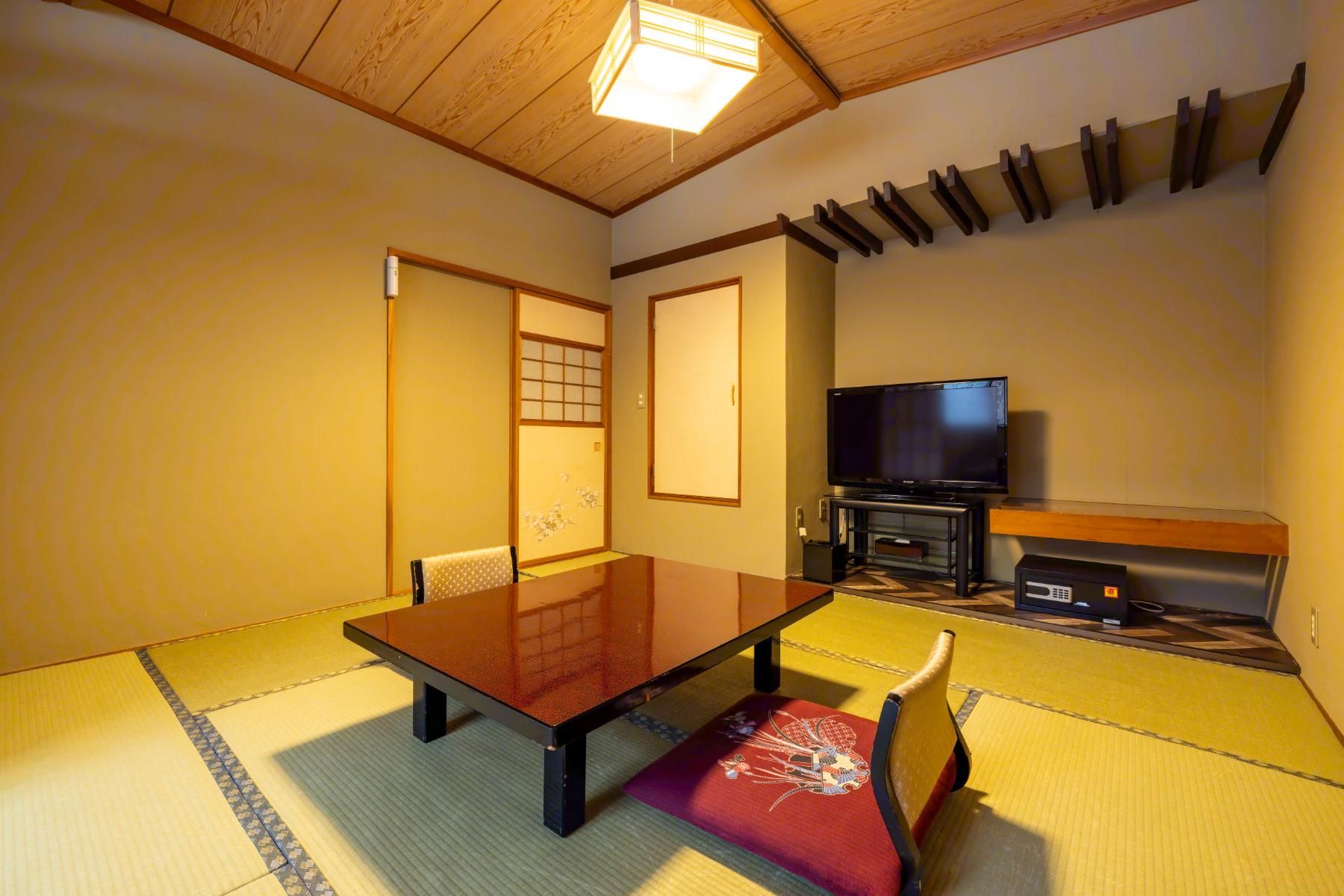Japanese-Style Room 8 Tatami Mats] With Mountain Stream, Annex 1st Floor, Reinforced Steel Building and Washroom Included