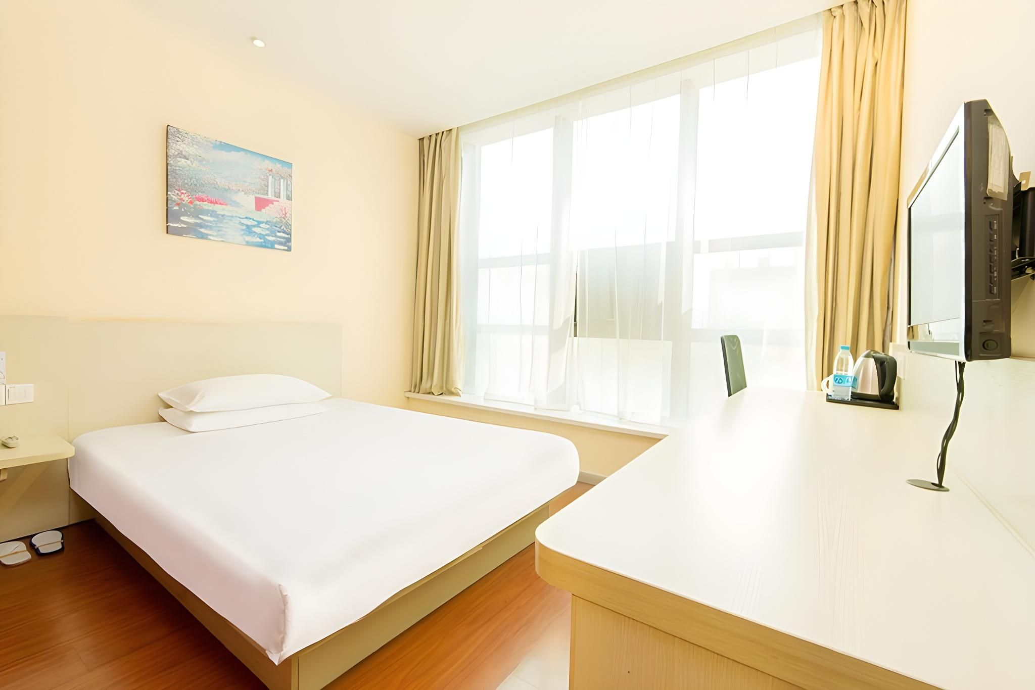 Hotel Queen Room