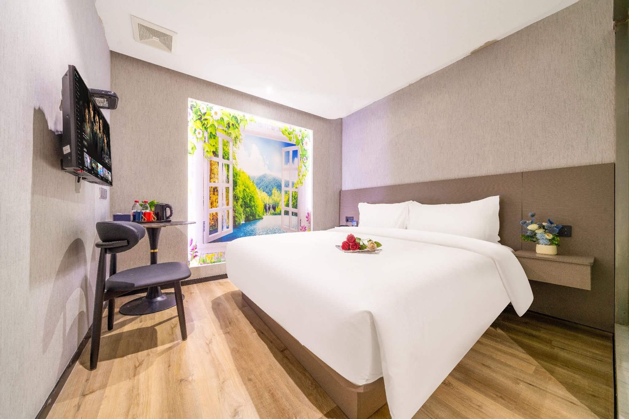Comfort Queen Room without Window and Bathtub
