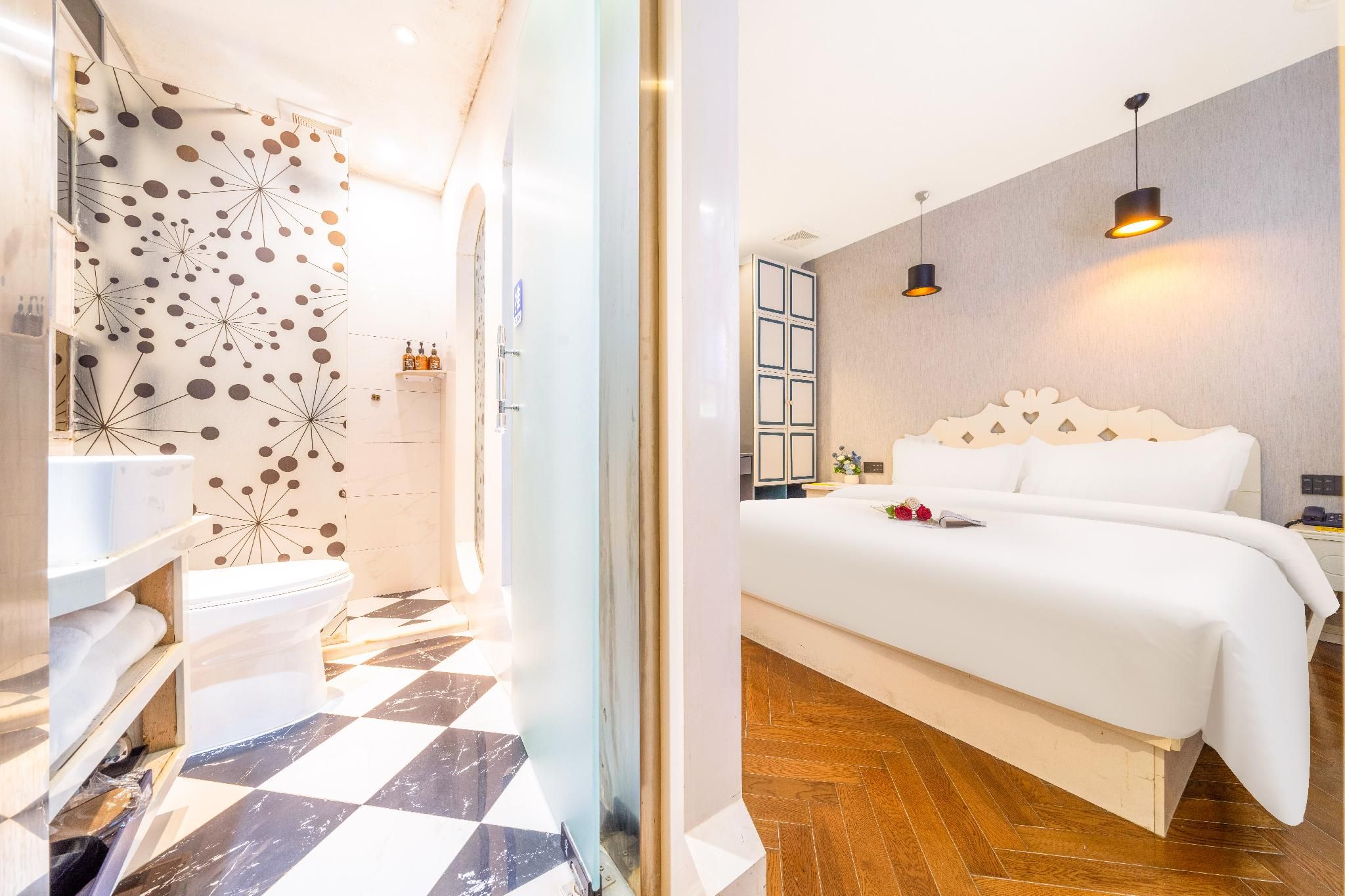 Comfort Queen Room without Window and Bathtub