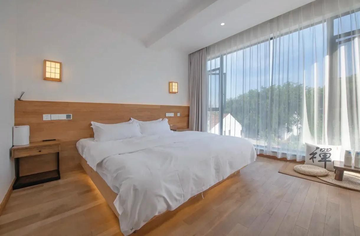 Queen Room with View